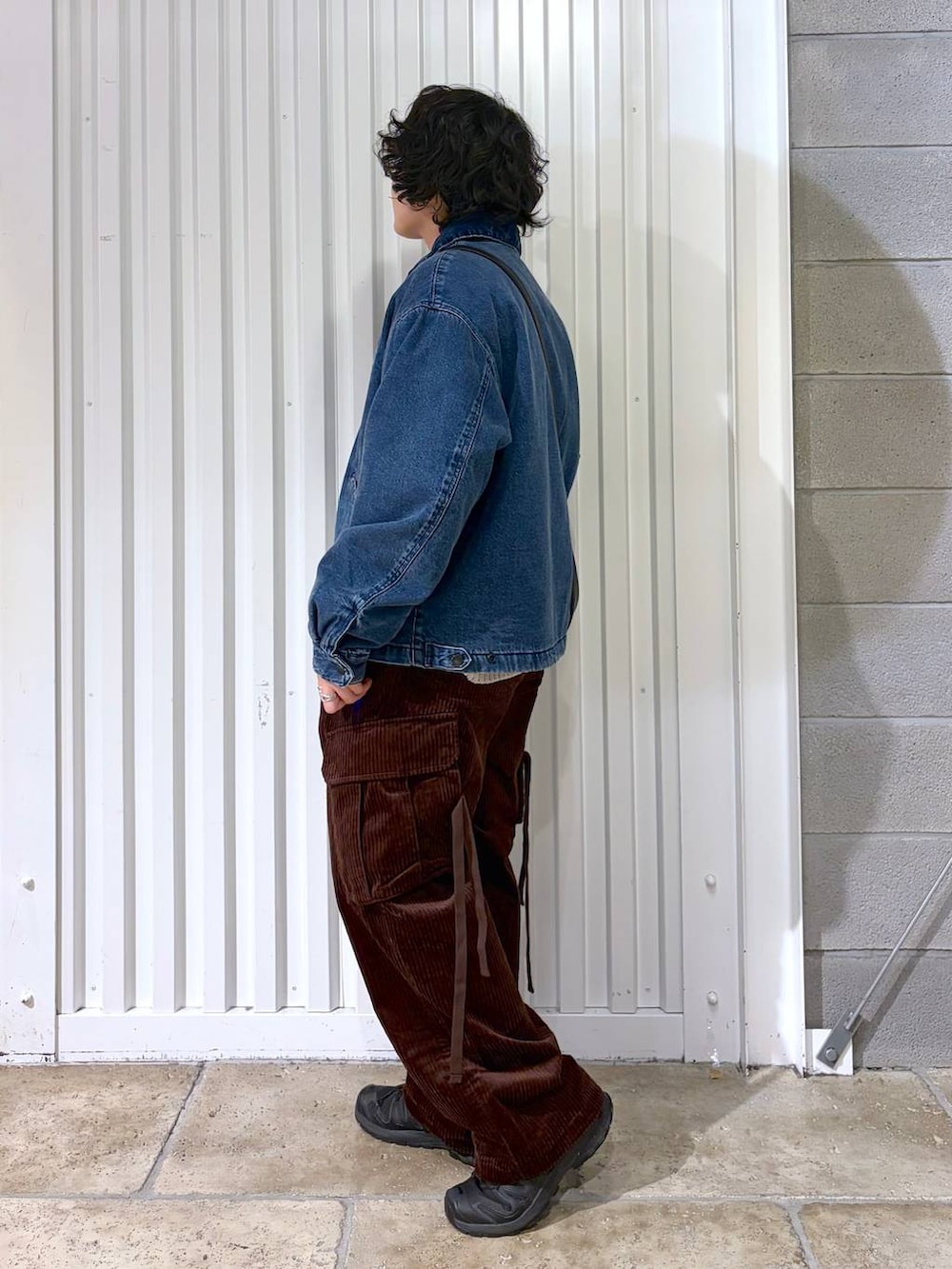 ブラウン系のカーゴパンツ、ブラック系のスニーカー、ブラック系のショルダーバッグを着用したメンズの冬コーディネートの7枚目の写真