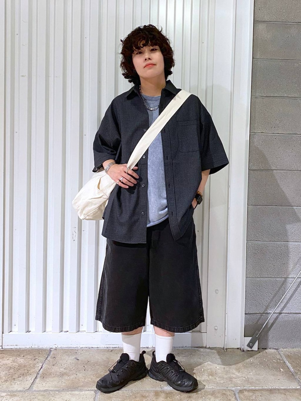 「ユニセックス、カジュアル、オーバーサイズ、デート/ロマンティック、低身長、女子ウケ、ラフ、ゆったり、モテ、ベーシック/シンプル、きれいめ、RAGEBLUE、シャツ、Tシャツ、ワイドパンツ」｜「RAGEBLUEのステンレスデザインショートネックレス（ネックレス、その他）」を使った、もりさん（メンズ・159cm）の夏コーディネートの3枚目の写真