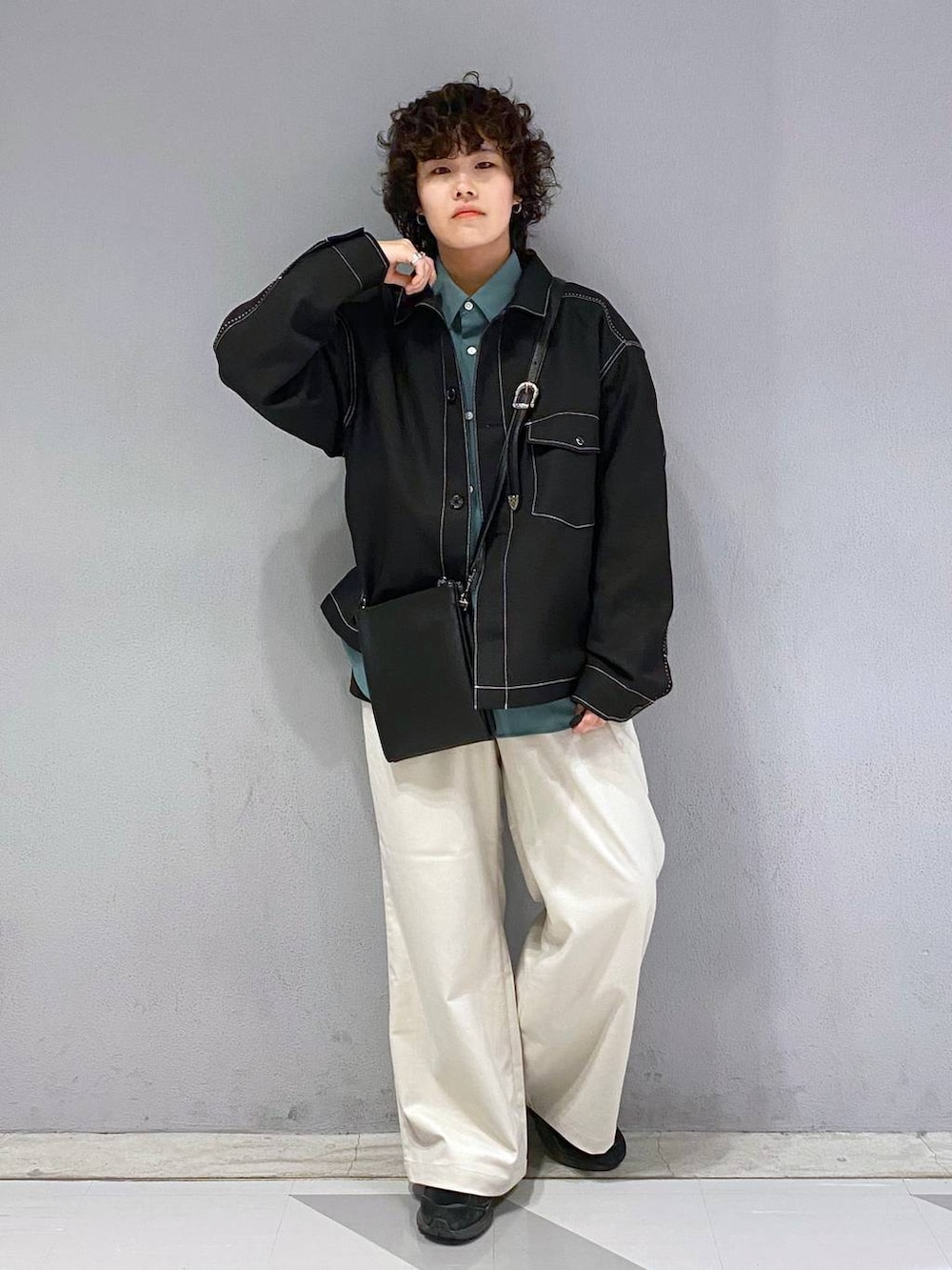 ホワイト系のスラックス、グリーン系のシャツ/ブラウス、その他のショルダーバッグを着用したメンズの秋コーディネートの3枚目の写真