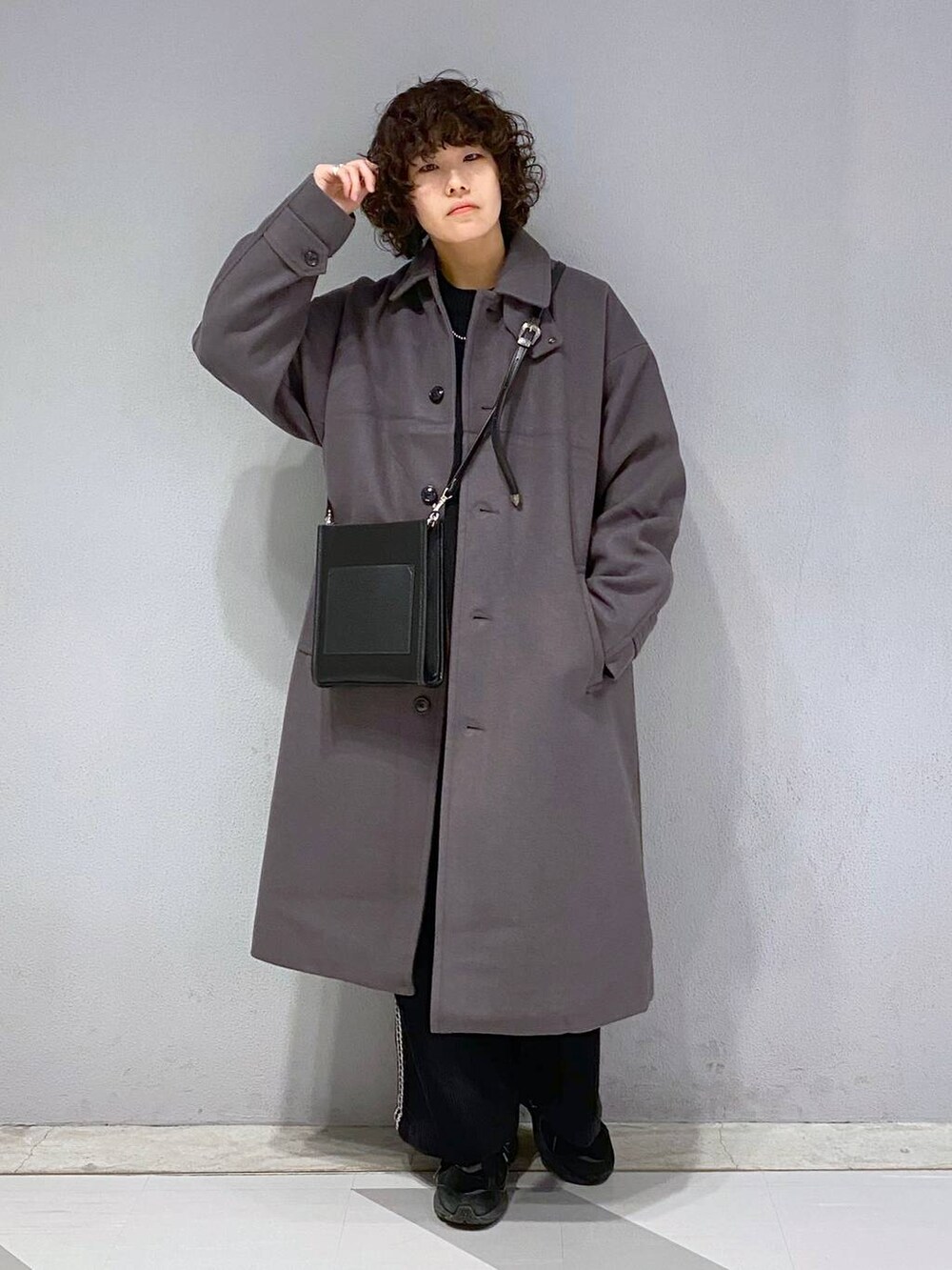 「メンズライク、ワイドパンツ、モード、ユニセックス、カジュアル、オーバーサイズ、デート/ロマンティック、低身長、女子ウケ、ラフ、ゆったり、モテ、ベーシック/シンプル、きれいめ、RAGEBLUE」｜「RAGEBLUEのSoutien collar coat【WOOLLYTEC/ウーリーテック】2WAYステンカラーコート（ステンカラーコート、グレー系）」を使った、もりさん（メンズ・159cm）の冬コーディネートの2枚目の写真