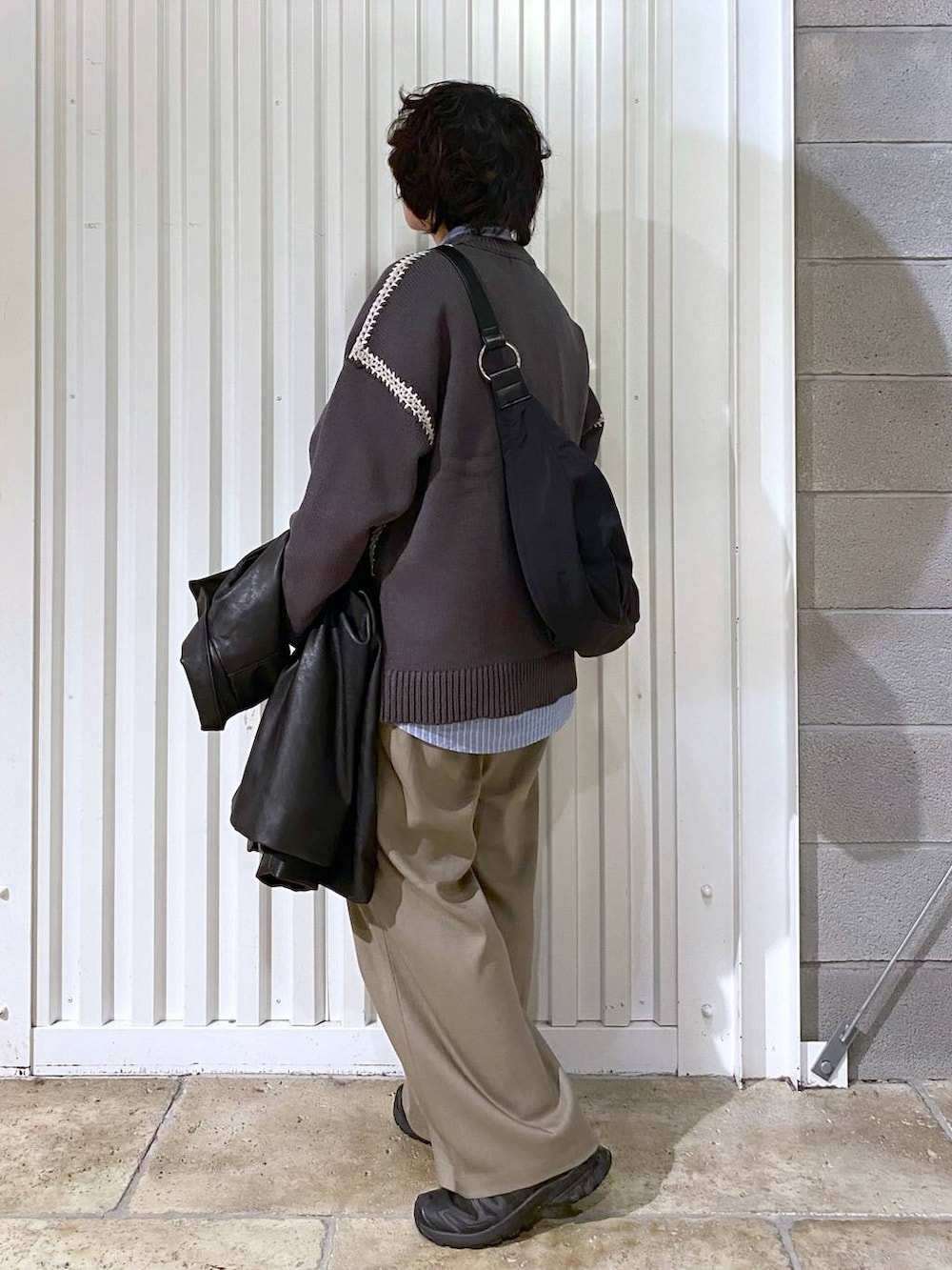 ブラック系のスニーカー、ブラック系のショルダーバッグ、ブルー系のシャツ/ブラウスを着用したメンズの冬コーディネートの7枚目の写真