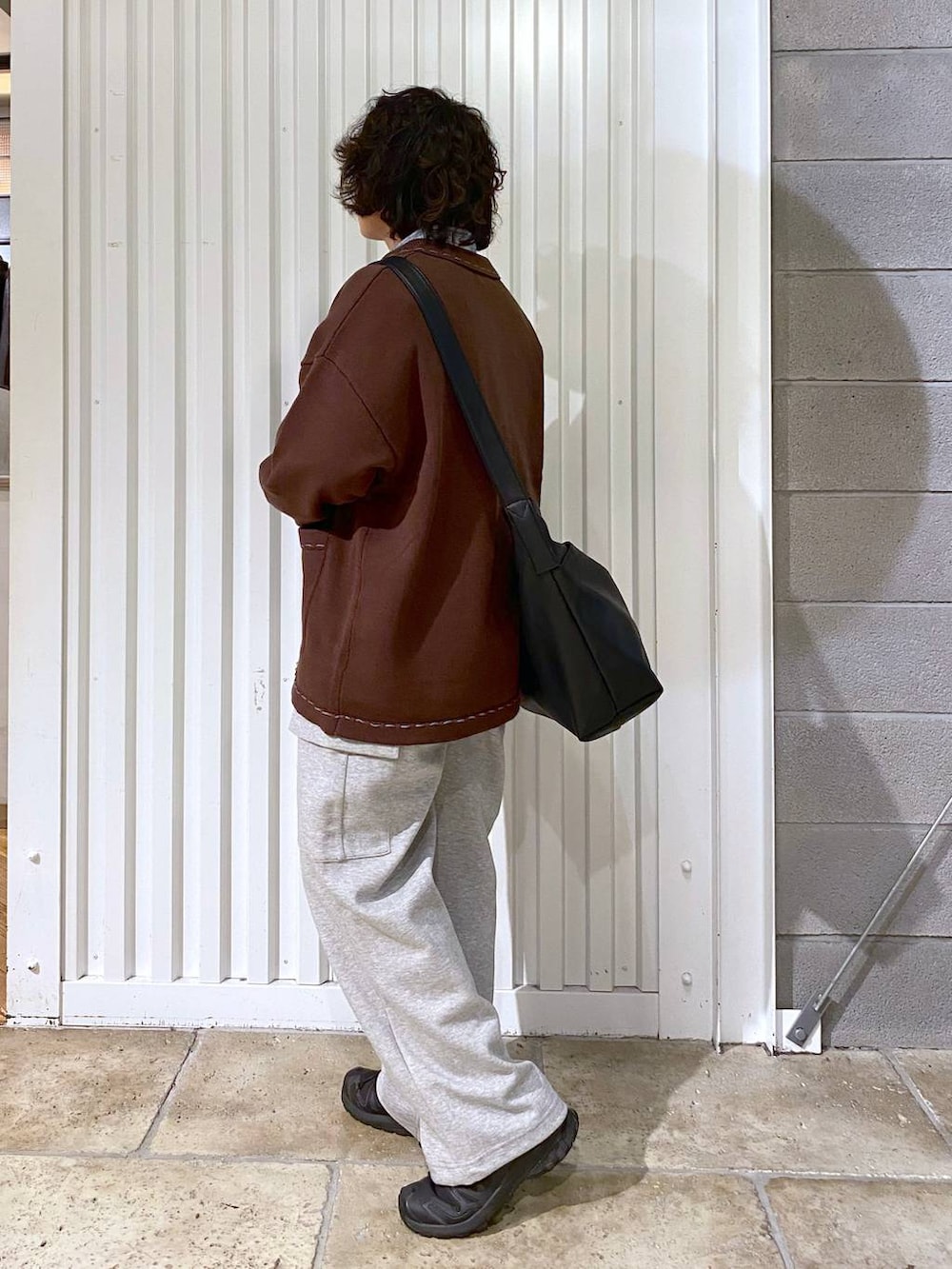 ブラック系のショルダーバッグ、ブラック系のスニーカー、ブラウン系のカーディガン/ボレロを着用したメンズの秋コーディネートの7枚目の写真