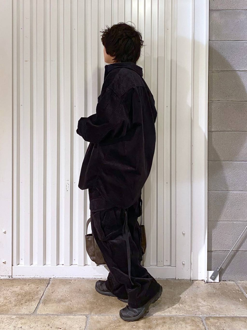 ホワイト系のネクタイ、ブラック系のカーゴパンツ、ブラック系のスニーカーを着用したメンズの秋コーディネートの7枚目の写真