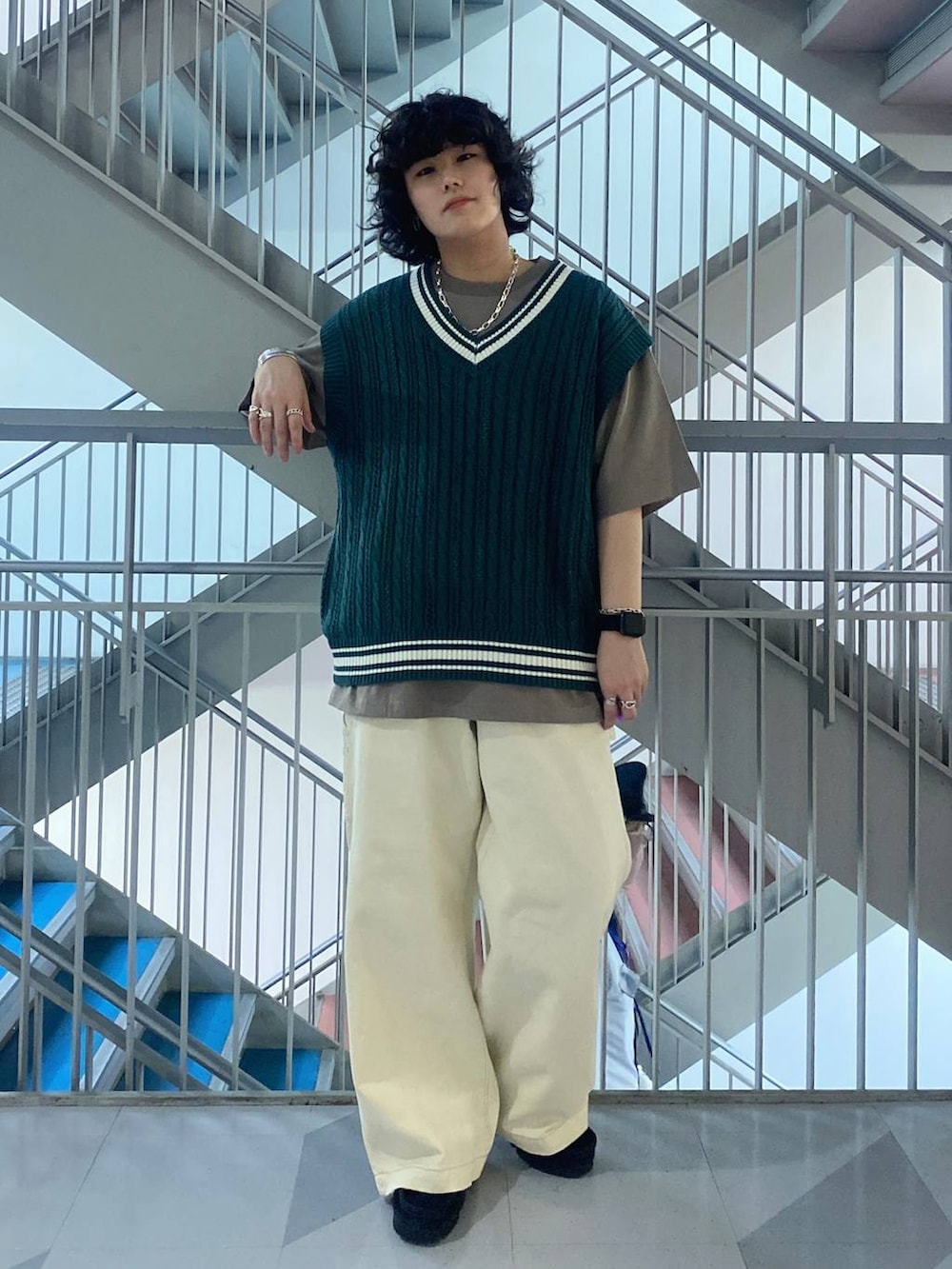 「ユニセックス、カジュアル、オーバーサイズ、デート/ロマンティック、低身長、女子ウケ、ラフ、ゆったり、モテ、ベーシック/シンプル、きれいめ、RAGEBLUE、ベスト、ニットベスト、Tシャツ」｜「RAGEBLUEのステンレスデザインショートネックレス（ネックレス、その他）」を使った、もりさん（レディース・159cm）の春コーディネートの2枚目の写真