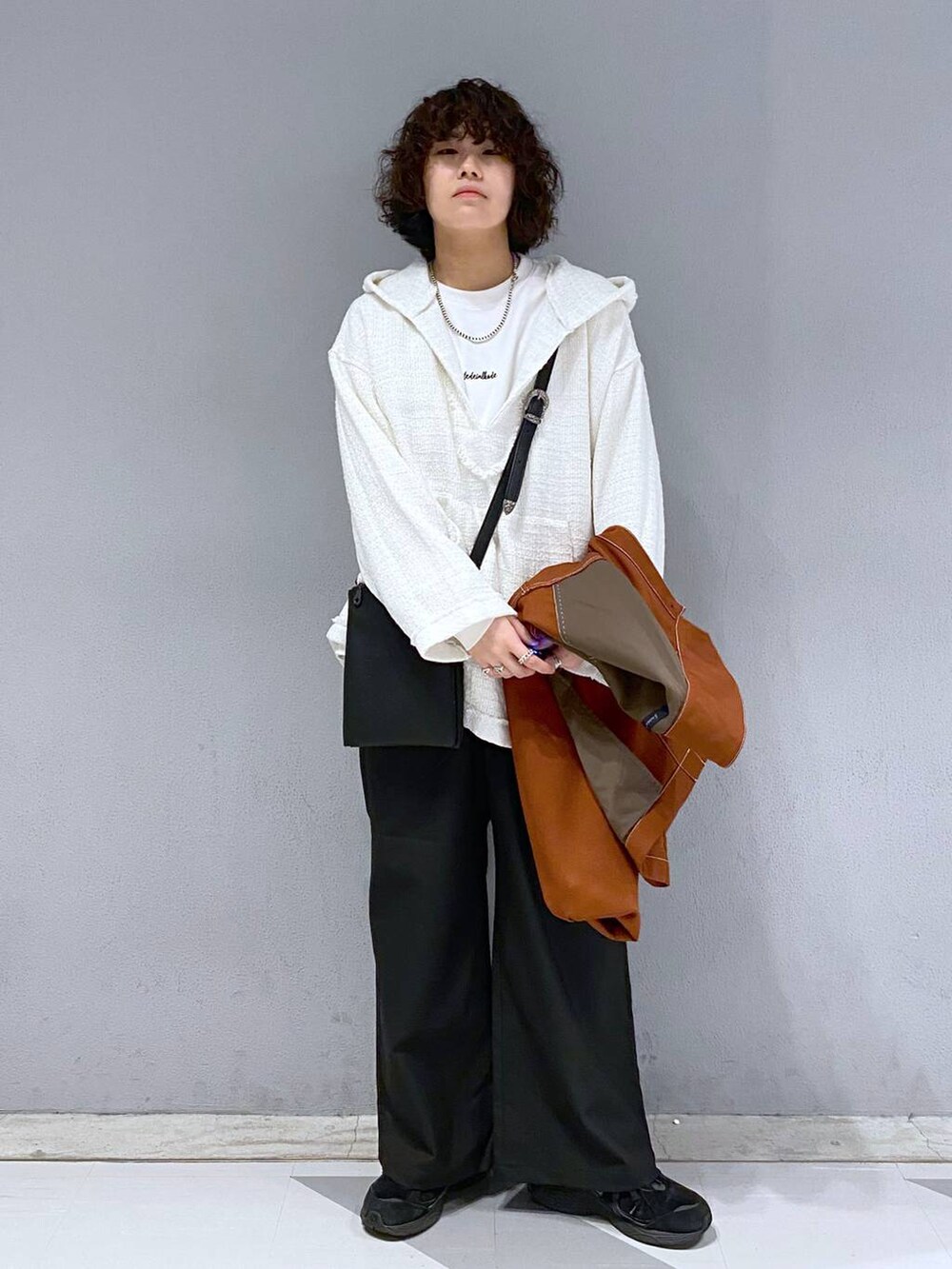 「Tシャツ、ユニセックス、カジュアル、オーバーサイズ、デート/ロマンティック、低身長、女子ウケ、ラフ、ゆったり、モテ、ベーシック/シンプル、きれいめ、RAGEBLUE、ジャケット、パーカー」｜「RAGEBLUEのプチ刺繍/ポンチルーズクルーネックロンT（Tシャツ/カットソー、ホワイト系）」を使った、もりさん（メンズ・159cm）の春コーディネートの3枚目の写真