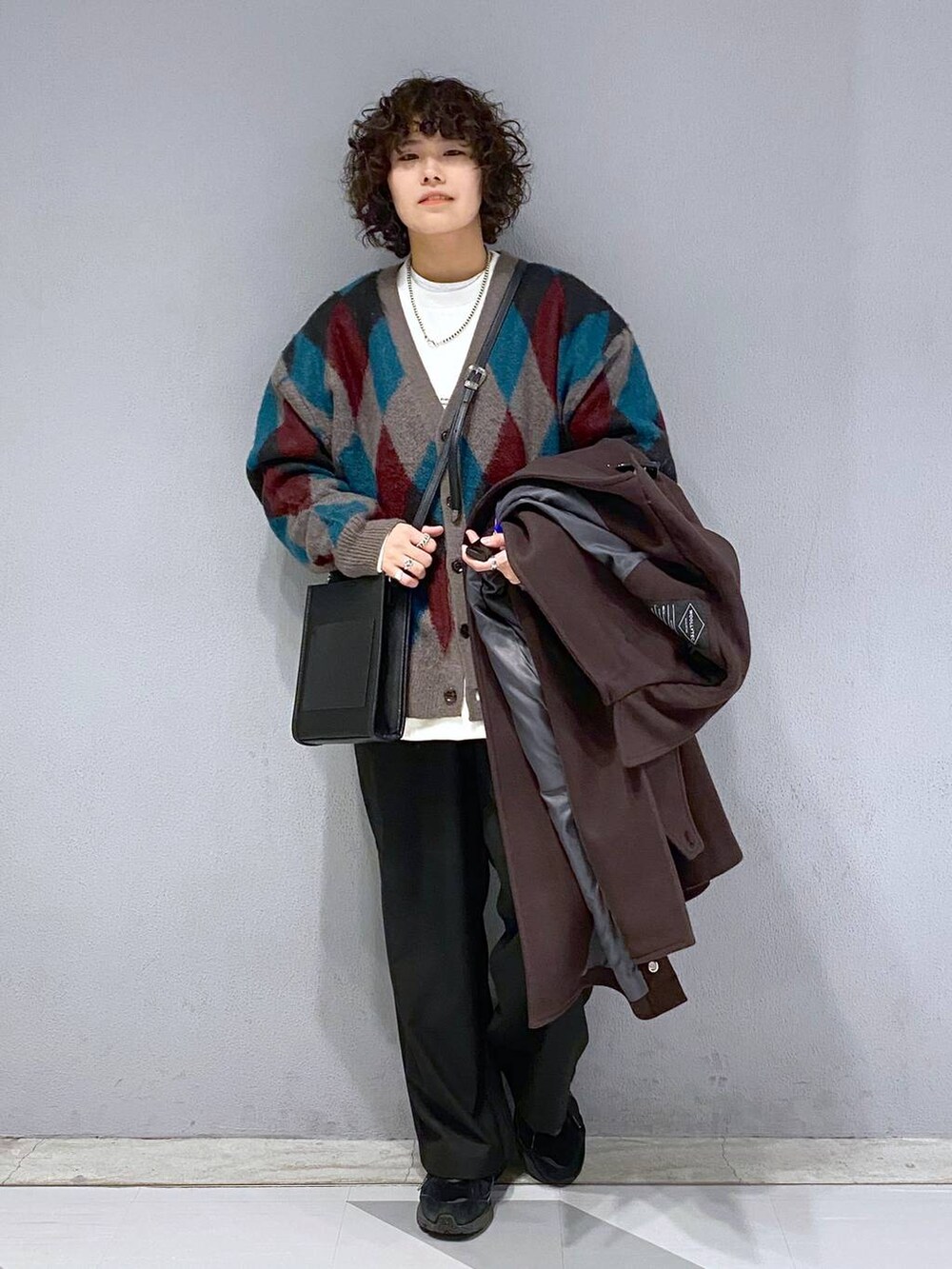 ブラウン系のダッフルコート、ブラウン系のカーディガン/ボレロ、ホワイト系のスウェットを着用したメンズの冬コーディネートの4枚目の写真