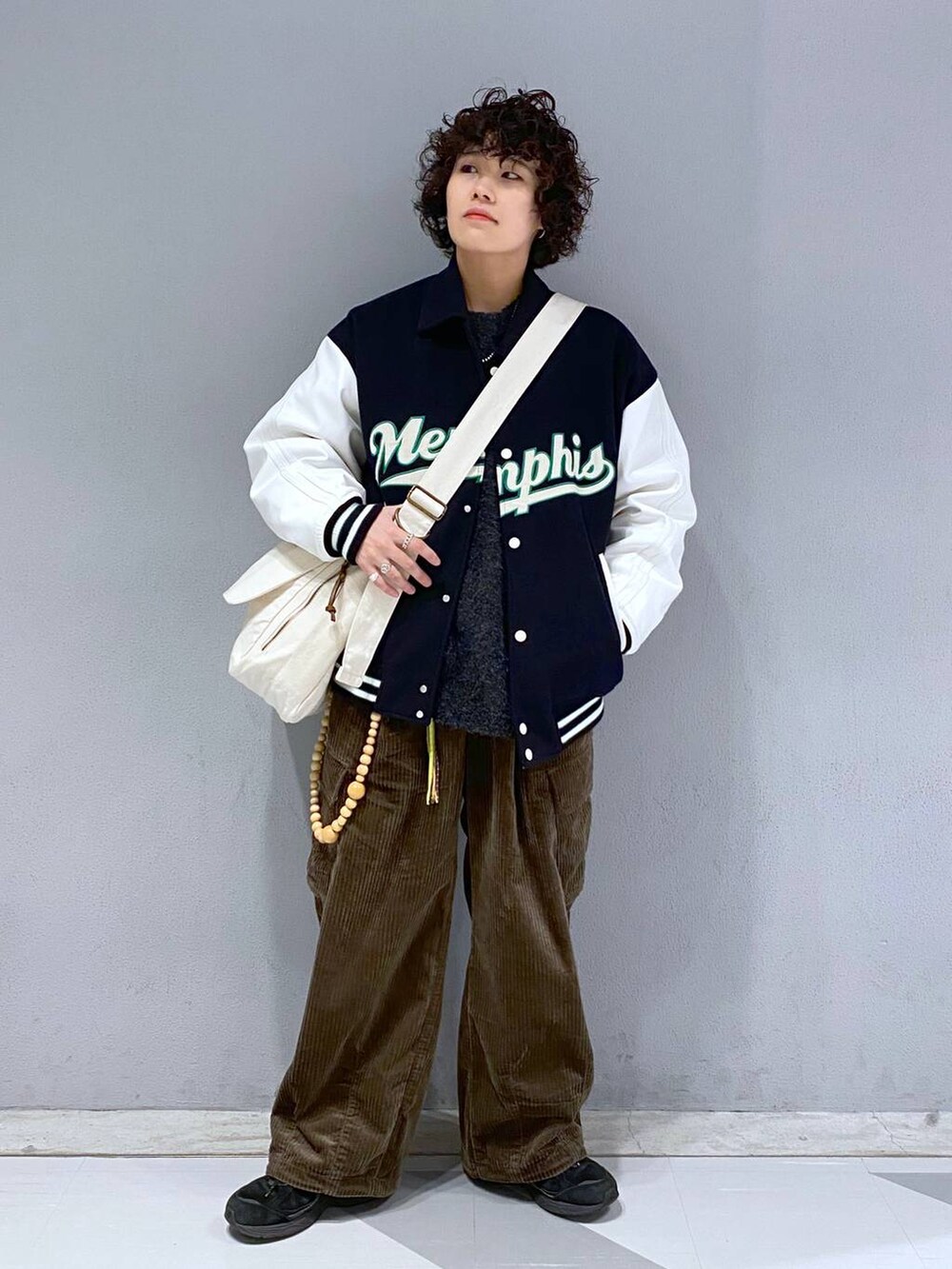 「ニット、ワイドパンツ、ユニセックス、カジュアル、オーバーサイズ、デート/ロマンティック、低身長、女子ウケ、ラフ、ゆったり、モテ、ベーシック/シンプル、きれいめ、RAGEBLUE、ジャケット」｜「RAGEBLUEの【WOOLLYTEC/ウーリーテック】ロゴワッペン/オーバーサイズスタジャン（スタジャン、ブルー系）」を使った、もりさん（メンズ・159cm）の秋コーディネートの2枚目の写真