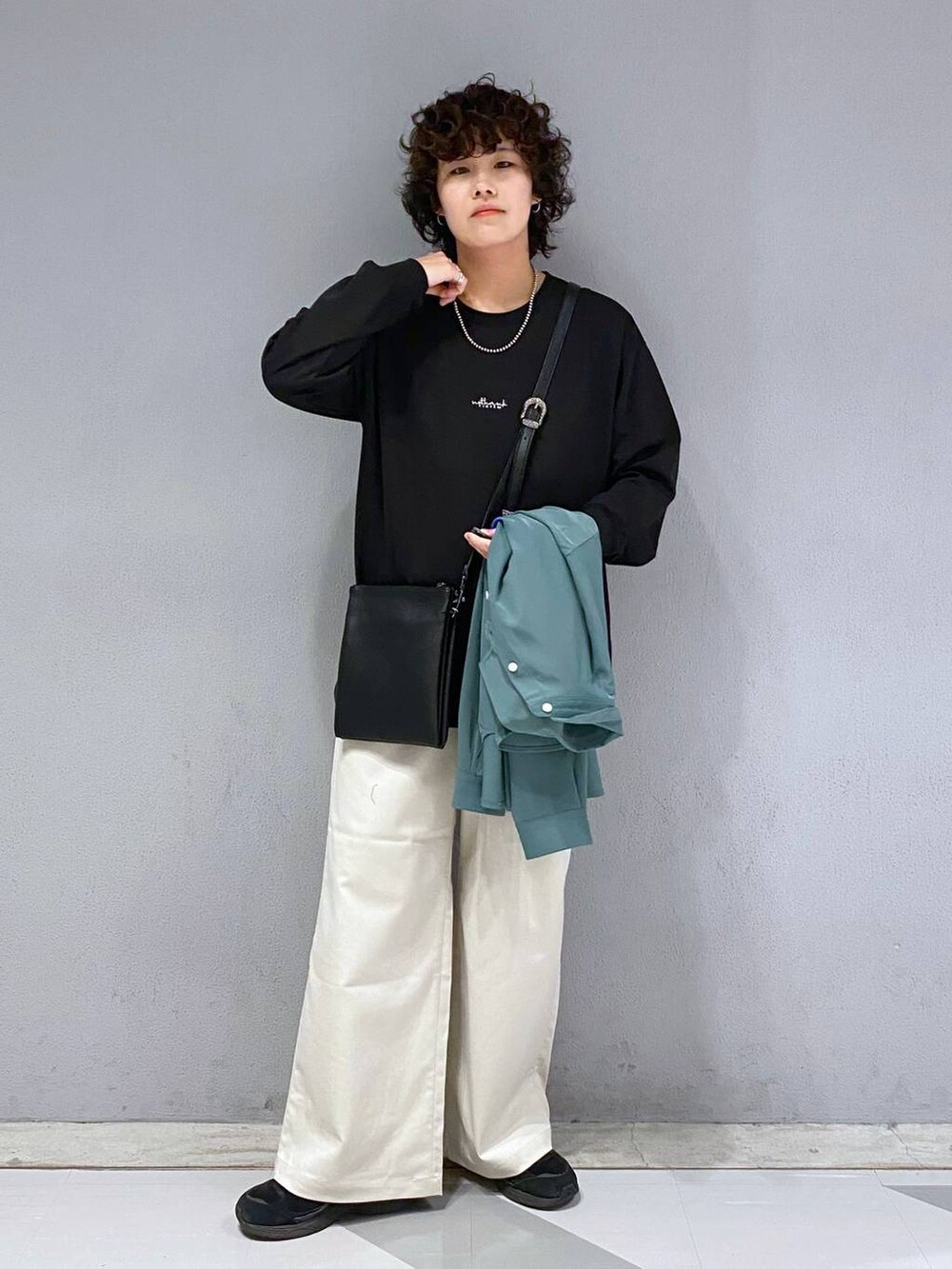 ホワイト系のスラックス、グリーン系のシャツ/ブラウス、その他のショルダーバッグを着用したメンズの秋コーディネートの7枚目の写真