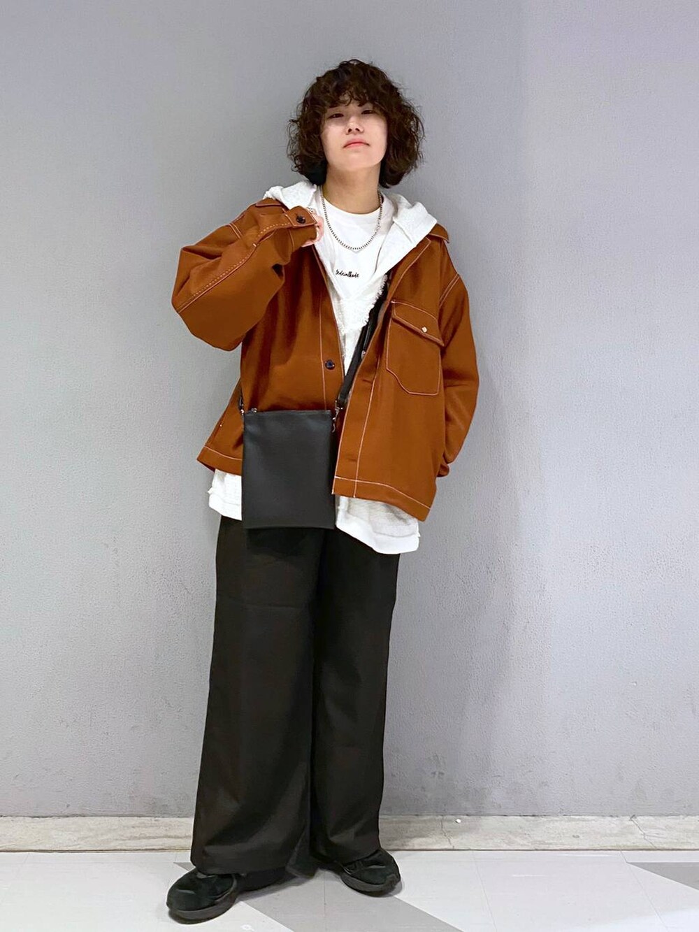 「Tシャツ、ユニセックス、カジュアル、オーバーサイズ、デート/ロマンティック、低身長、女子ウケ、ラフ、ゆったり、モテ、ベーシック/シンプル、きれいめ、RAGEBLUE、ジャケット、パーカー」｜「RAGEBLUEのプチ刺繍/ポンチルーズクルーネックロンT（Tシャツ/カットソー、ホワイト系）」を使った、もりさん（メンズ・159cm）の春コーディネートの5枚目の写真
