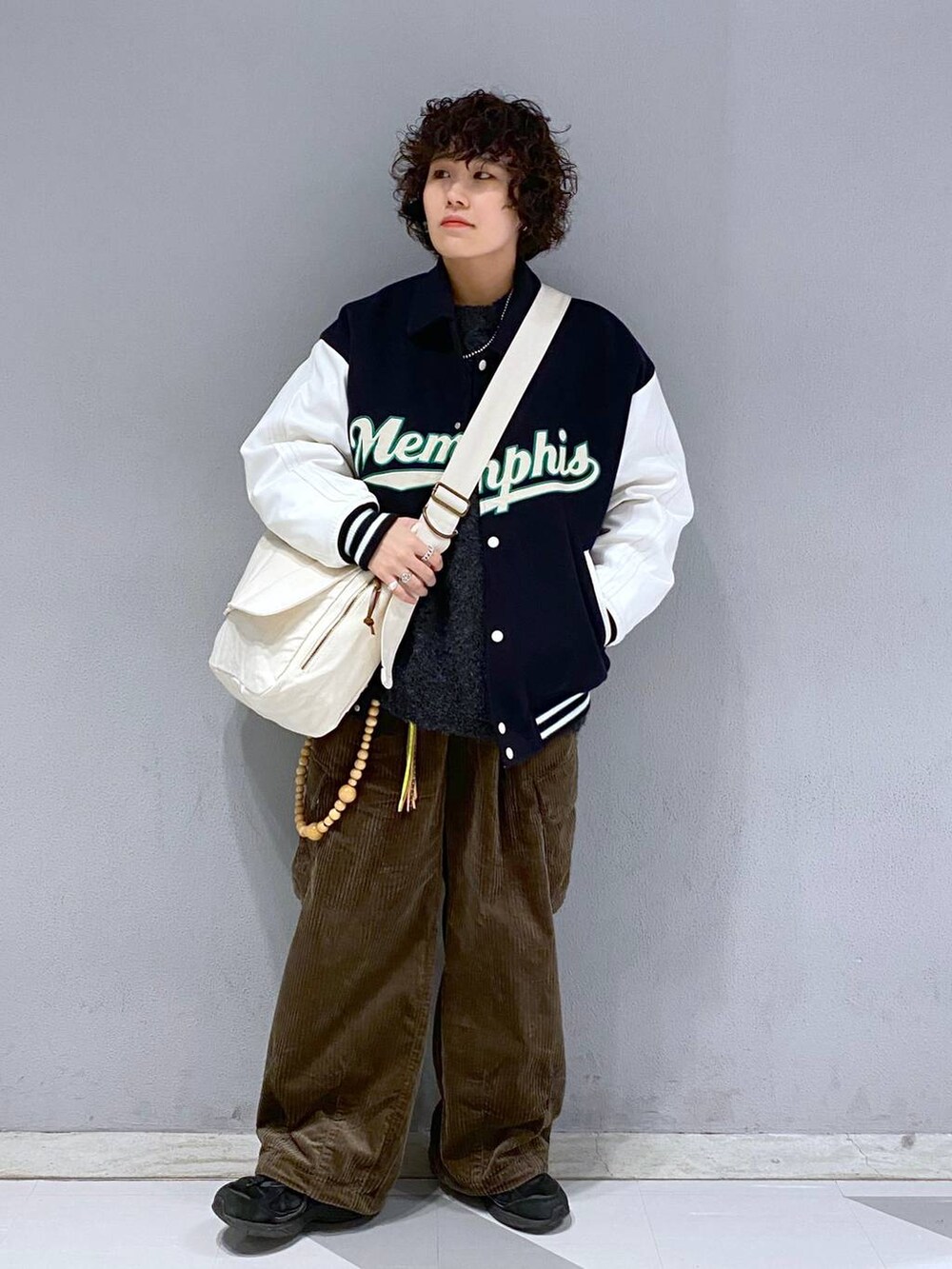 「ニット、ワイドパンツ、ユニセックス、カジュアル、オーバーサイズ、デート/ロマンティック、低身長、女子ウケ、ラフ、ゆったり、モテ、ベーシック/シンプル、きれいめ、RAGEBLUE、ジャケット」｜「RAGEBLUEの【WOOLLYTEC/ウーリーテック】ロゴワッペン/オーバーサイズスタジャン（スタジャン、ブルー系）」を使った、もりさん（メンズ・159cm）の秋コーディネートの4枚目の写真
