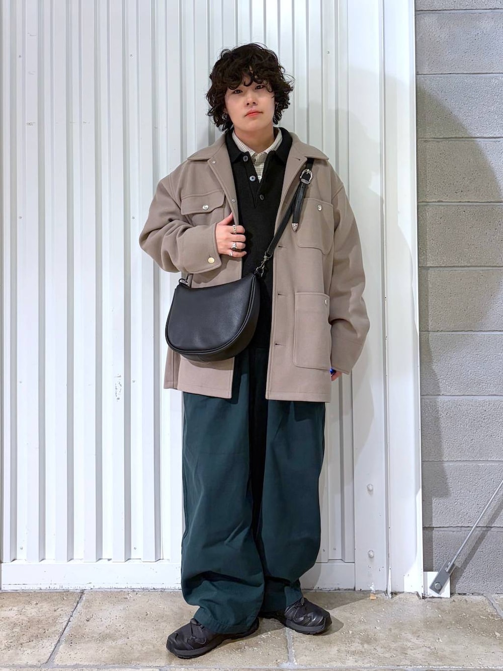 グリーン系のその他パンツ、ベージュ系のブルゾン、ブラック系のスニーカーを着用したメンズの冬コーディネートの3枚目の写真