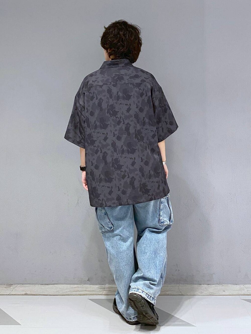 ブルー系のデニムパンツ、ブラック系のシャツ/ブラウス、グレー系のTシャツ/カットソーを着用したメンズの夏コーディネートの9枚目の写真