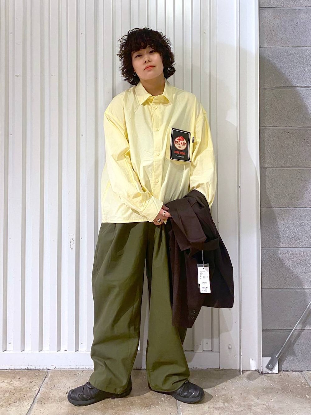 ブラック系のショルダーバッグ、ブラック系のスニーカー、ブラウン系のテーラードジャケットを着用したメンズの秋コーディネートの5枚目の写真