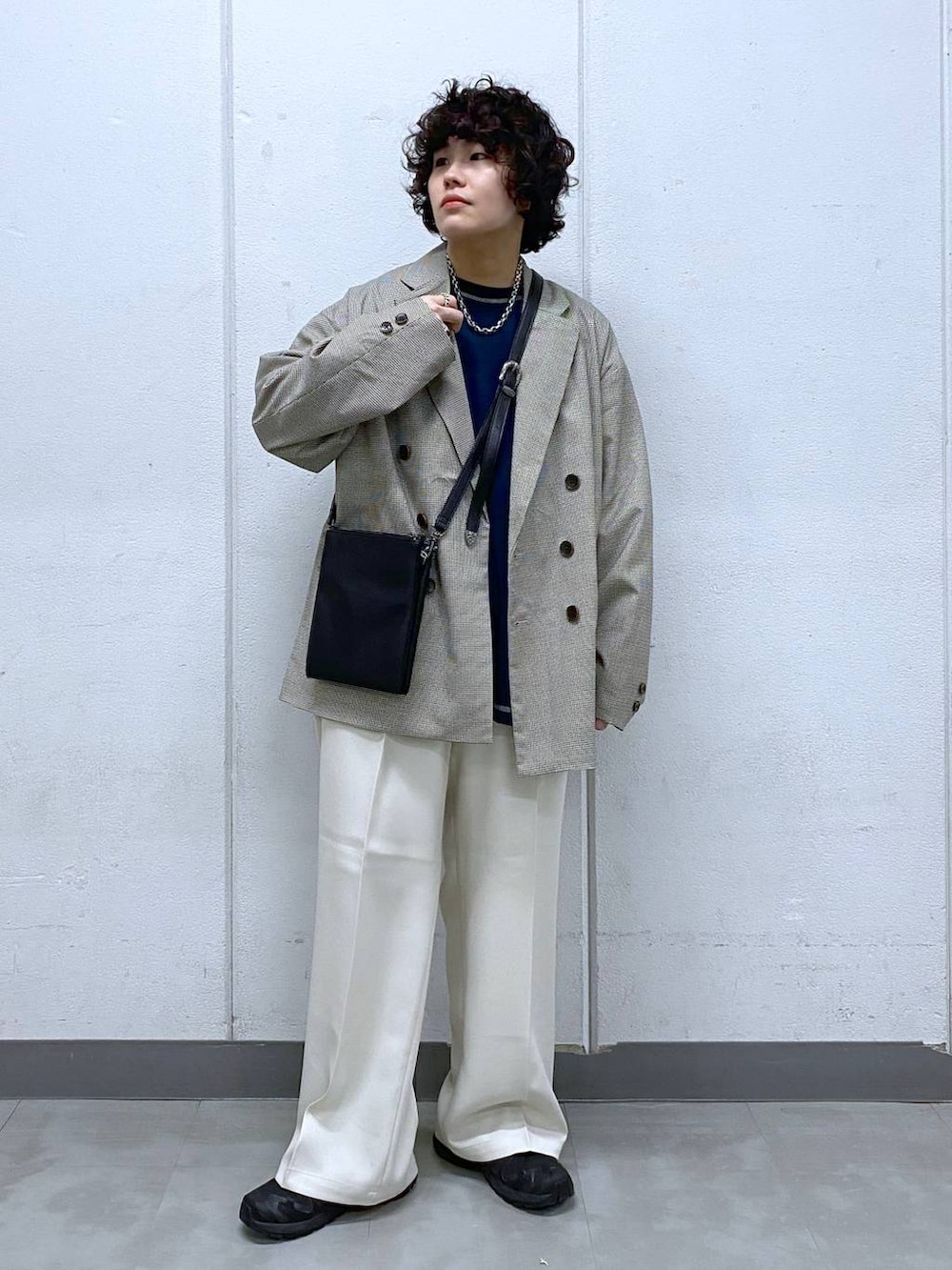 「ユニセックス、カジュアル、オーバーサイズ、デート/ロマンティック、低身長、女子ウケ、ラフ、ゆったり、モテ、ベーシック/シンプル、きれいめ、RAGEBLUE、ジャケット、テーラードジャケット、Tシャツ」｜「RAGEBLUEのステンレスデザインショートネックレス（ネックレス、ホワイト系）」を使った、もりさん（メンズ・159cm）の春コーディネートの2枚目の写真