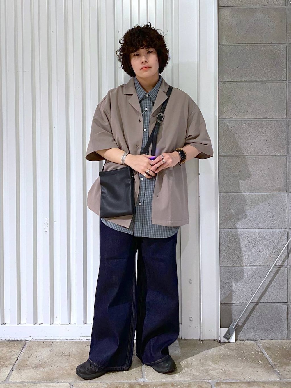 「カジュアル、ユニセックス、オーバーサイズ、デート/ロマンティック、低身長、女子ウケ、ラフ、ゆったり、モテ、ベーシック/シンプル、きれいめ、RAGEBLUE、シャツ、ワイドパンツ、デニムパンツ」｜「RAGEBLUEの＜接触冷感＞オープンカラーシャツ/シャツジャケット（シャツ/ブラウス、ベージュ系）」を使った、もりさん（メンズ・159cm）の夏コーディネートの6枚目の写真