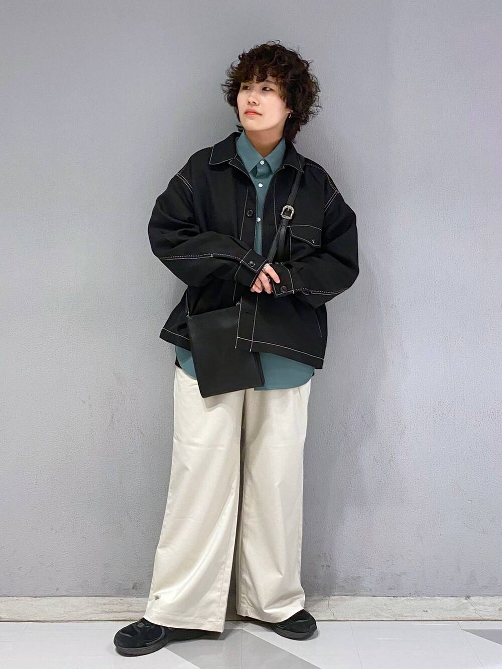 ホワイト系のスラックス、グリーン系のシャツ/ブラウス、その他のショルダーバッグを着用したメンズの秋コーディネートの4枚目の写真