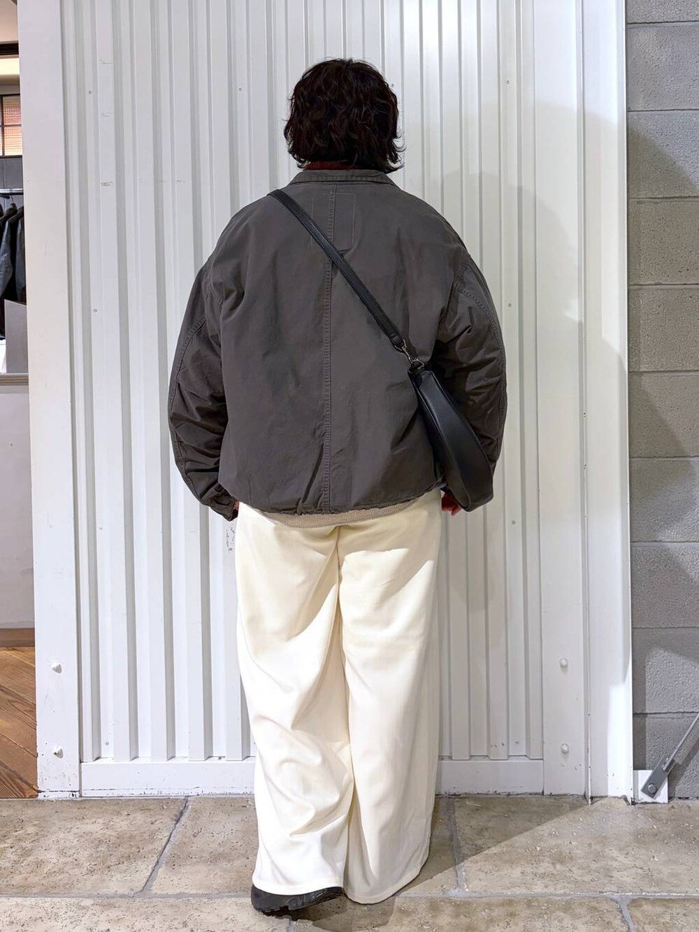 ブラック系のスニーカー、グレー系のモッズコート、ブラック系のショルダーバッグを着用したメンズの冬コーディネートの8枚目の写真