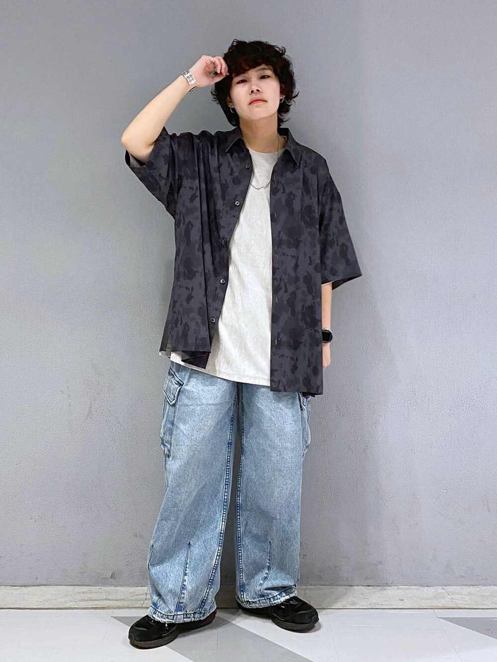 ブルー系のデニムパンツ、ブラック系のシャツ/ブラウス、グレー系のTシャツ/カットソーを着用したメンズの夏コーディネートの3枚目の写真