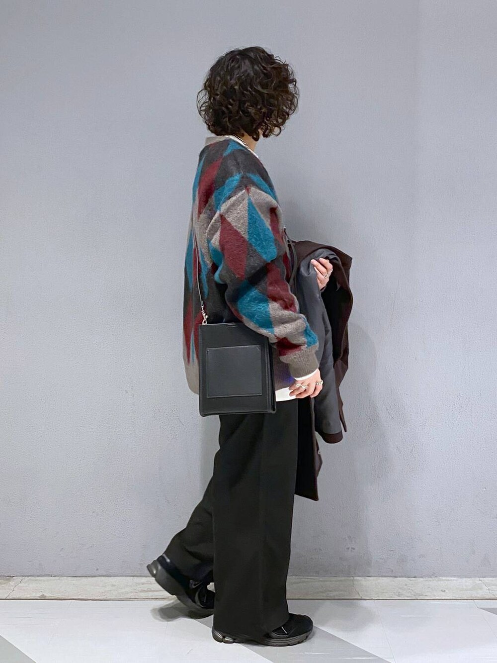 ブラウン系のダッフルコート、ブラウン系のカーディガン/ボレロ、ホワイト系のスウェットを着用したメンズの冬コーディネートの8枚目の写真