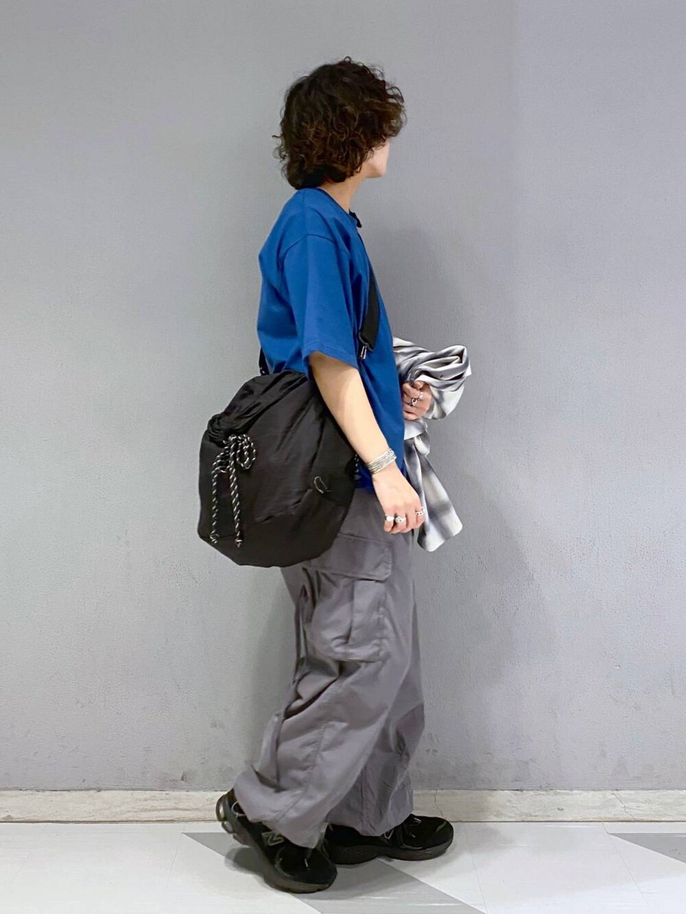 ブラック系のショルダーバッグ、グレー系のカーゴパンツ、ブルー系のTシャツ/カットソーを着用したメンズの夏コーディネートの8枚目の写真