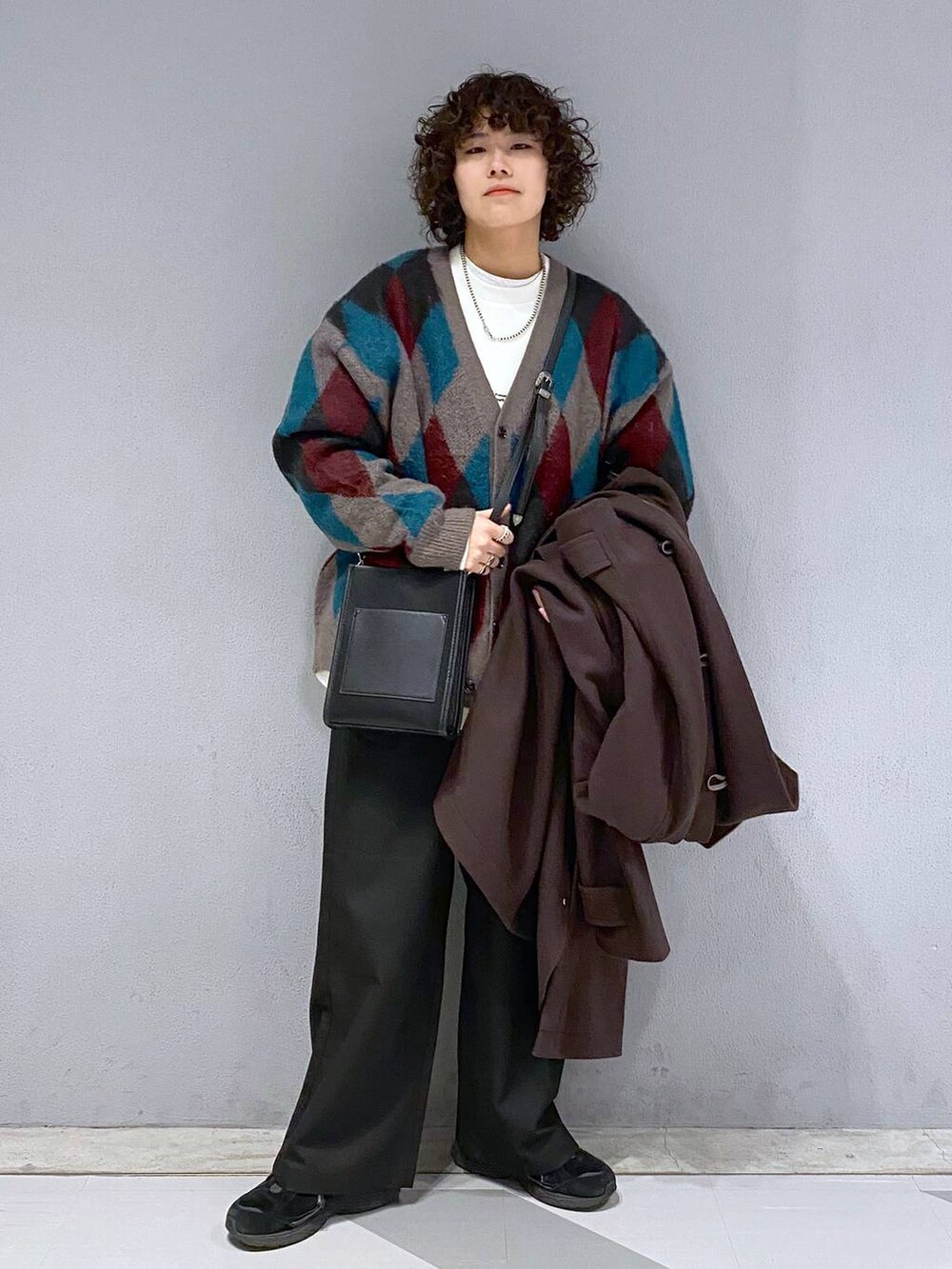 ブラウン系のダッフルコート、ブラウン系のカーディガン/ボレロ、ホワイト系のスウェットを着用したメンズの冬コーディネートの2枚目の写真