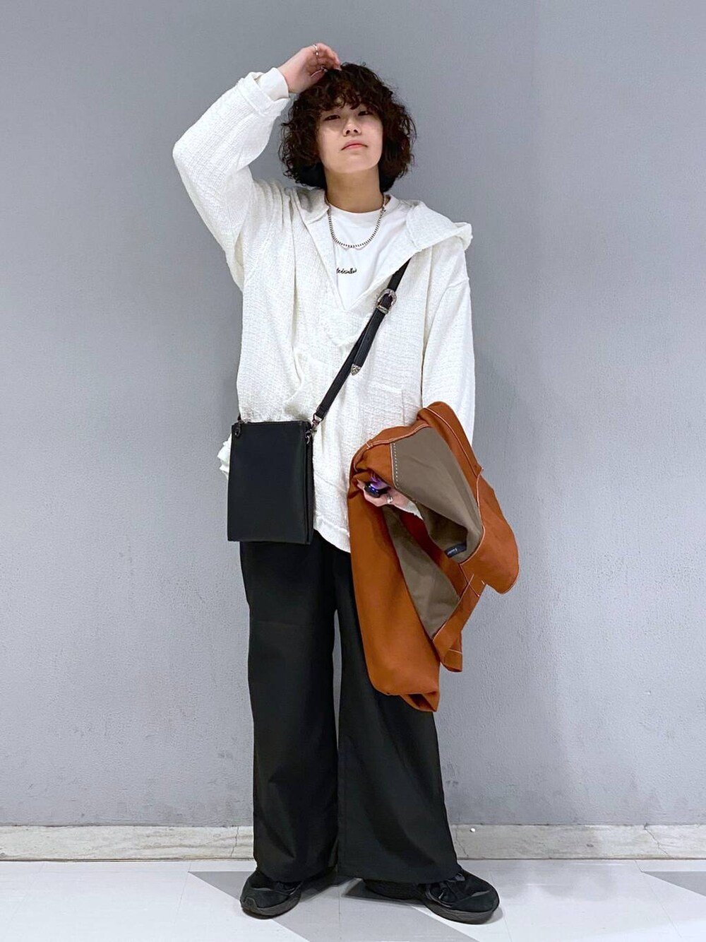 「Tシャツ、ユニセックス、カジュアル、オーバーサイズ、デート/ロマンティック、低身長、女子ウケ、ラフ、ゆったり、モテ、ベーシック/シンプル、きれいめ、RAGEBLUE、ジャケット、パーカー」｜「RAGEBLUEのプチ刺繍/ポンチルーズクルーネックロンT（Tシャツ/カットソー、ホワイト系）」を使った、もりさん（メンズ・159cm）の春コーディネートの2枚目の写真