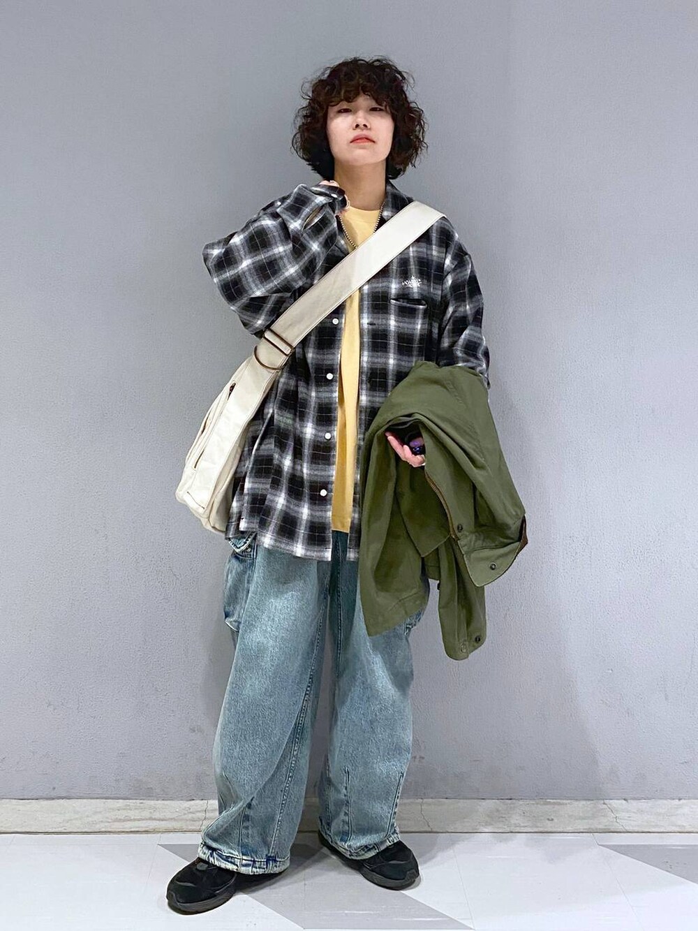 もりさんの「10オンス/デニムミリタリーカーゴパンツ/パラシュートパンツ（RAGEBLUE）」を使ったコーディネートの5枚目の写真