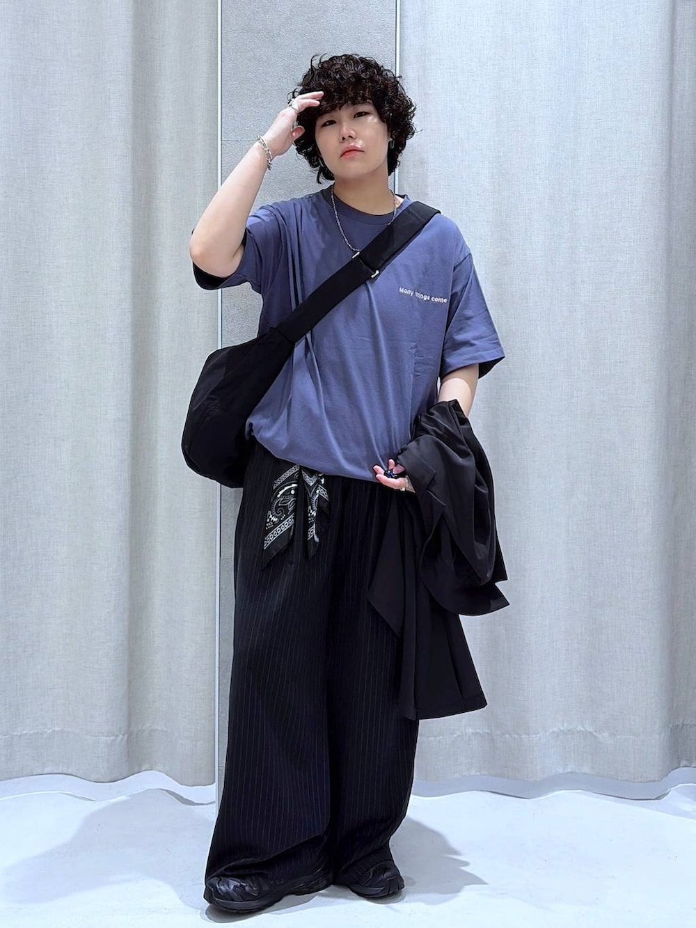 ブラック系のスラックス、ブラック系のシャツ/ブラウス、ブルー系のTシャツ/カットソーを着用したメンズの夏コーディネートの3枚目の写真