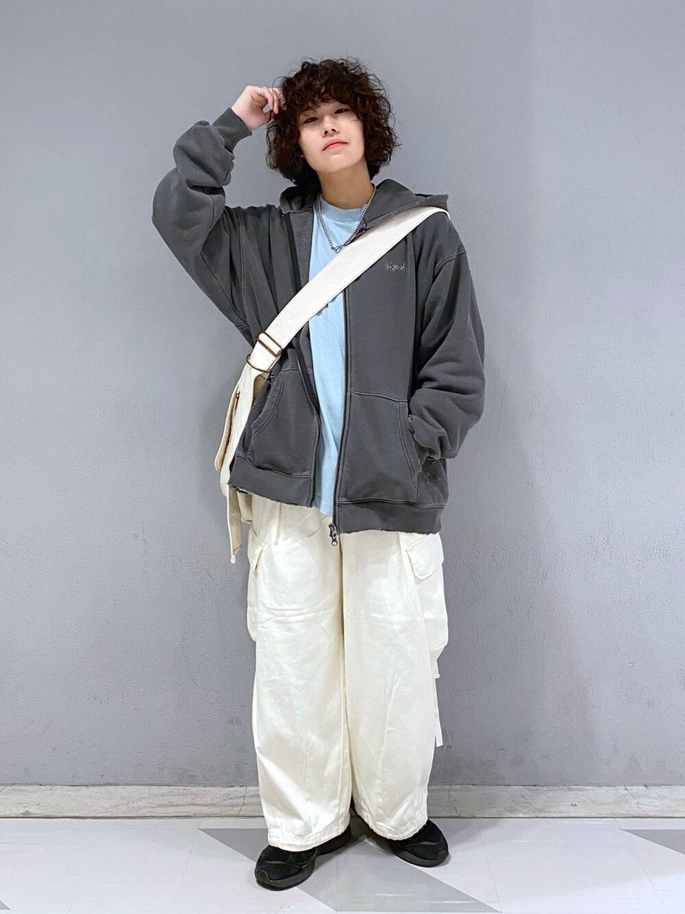ブラック系のパーカー、ブルー系のTシャツ/カットソー、ホワイト系のカーゴパンツを着用したメンズの冬コーディネートの3枚目の写真