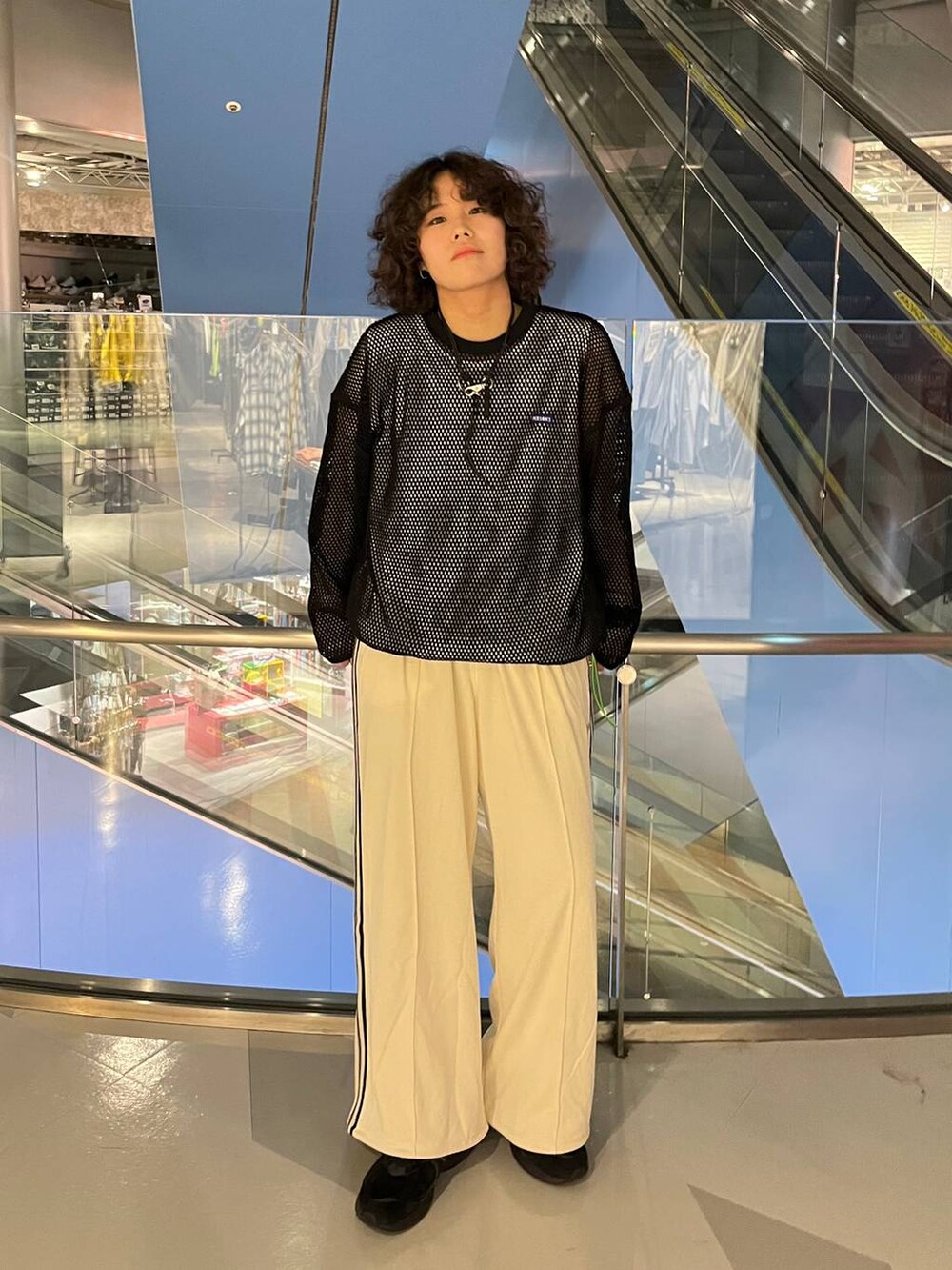 「ユニセックス、カジュアル、オーバーサイズ、デート/ロマンティック、低身長、女子ウケ、ラフ、ゆったり、モテ、ベーシック/シンプル、きれいめ、RAGEBLUE」｜「PERSON'Sの【PERSON’S/パーソンズ】メッシュ/ブランドロゴルーズクルーネックロンT（Tシャツ/カットソー、ブラック系）」を使った、もりさん（メンズ・159cm）の春コーディネートの4枚目の写真
