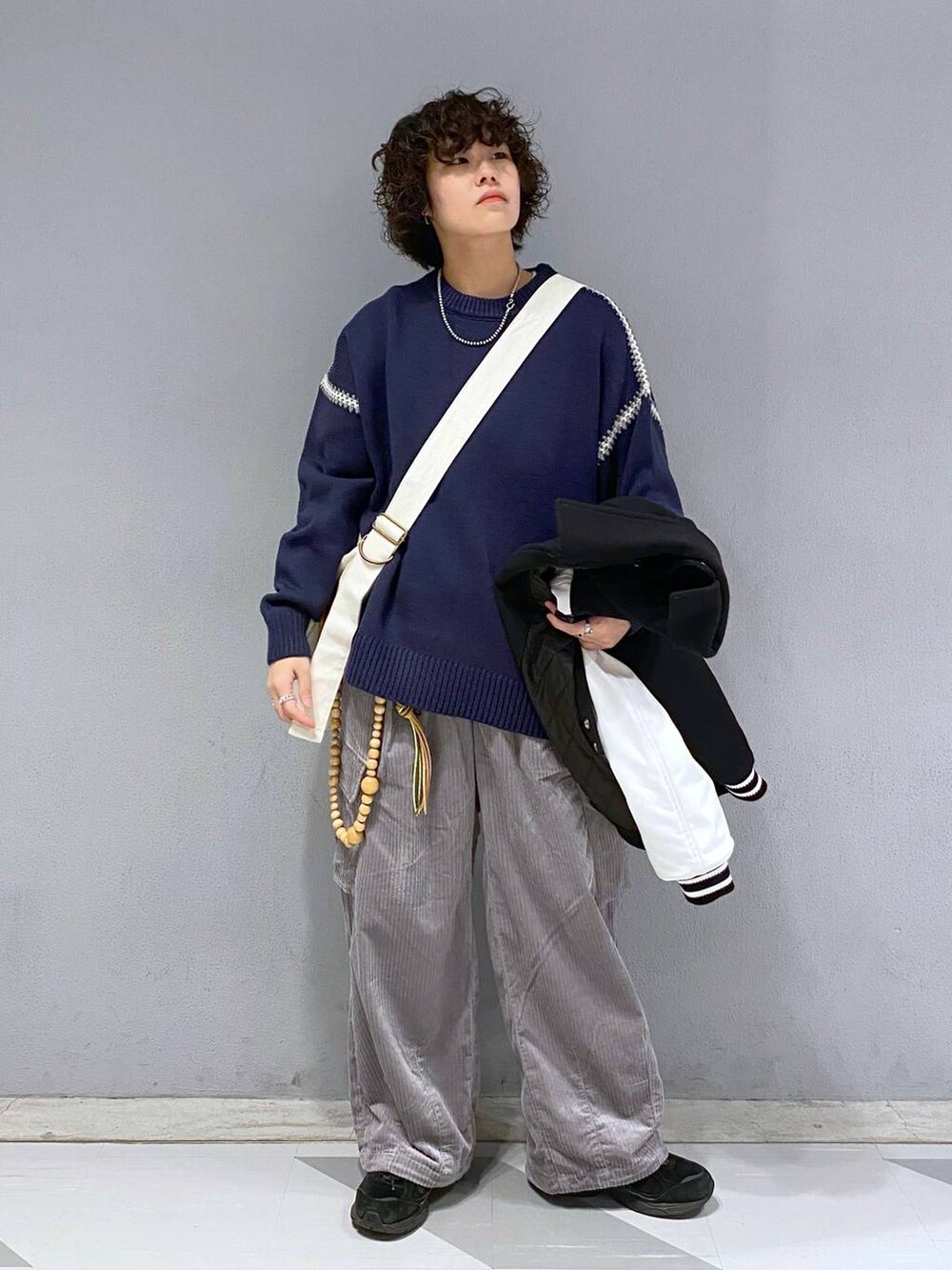 「ユニセックス、カジュアル、オーバーサイズ、デート/ロマンティック、低身長、女子ウケ、ラフ、ゆったり、モテ、ベーシック/シンプル、きれいめ、RAGEBLUE、ジャケット、ニット、ワイドパンツ」｜「RAGEBLUEの【WOOLLYTEC/ウーリーテック】ロゴワッペン/オーバーサイズスタジャン（スタジャン、ブラック系）」を使った、もりさん（メンズ・159cm）の秋コーディネートの3枚目の写真