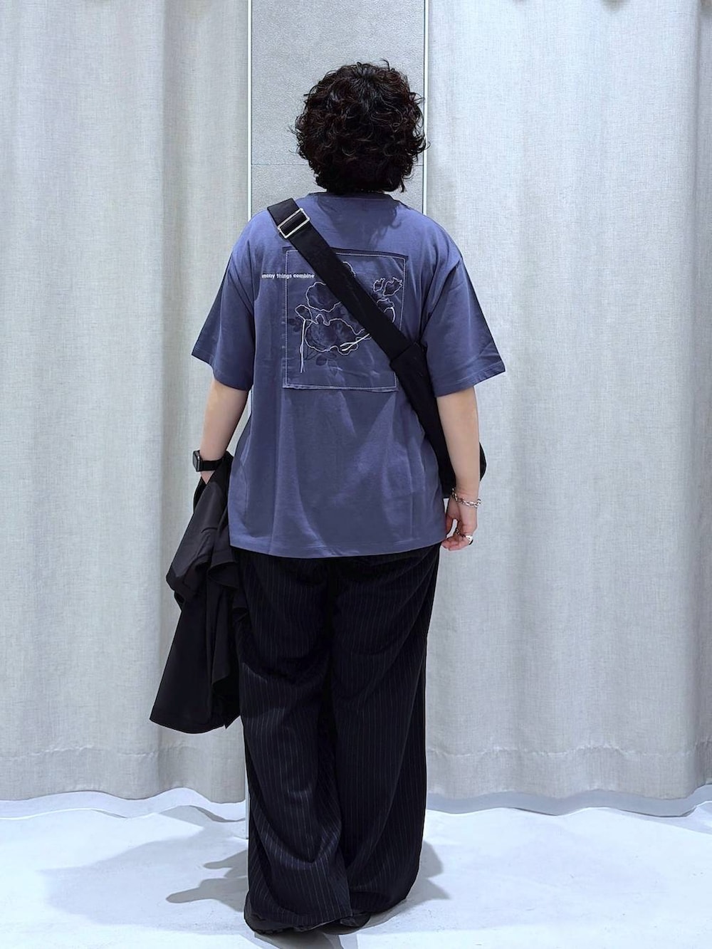 ブラック系のスラックス、ブラック系のシャツ/ブラウス、ブルー系のTシャツ/カットソーを着用したメンズの夏コーディネートの2枚目の写真