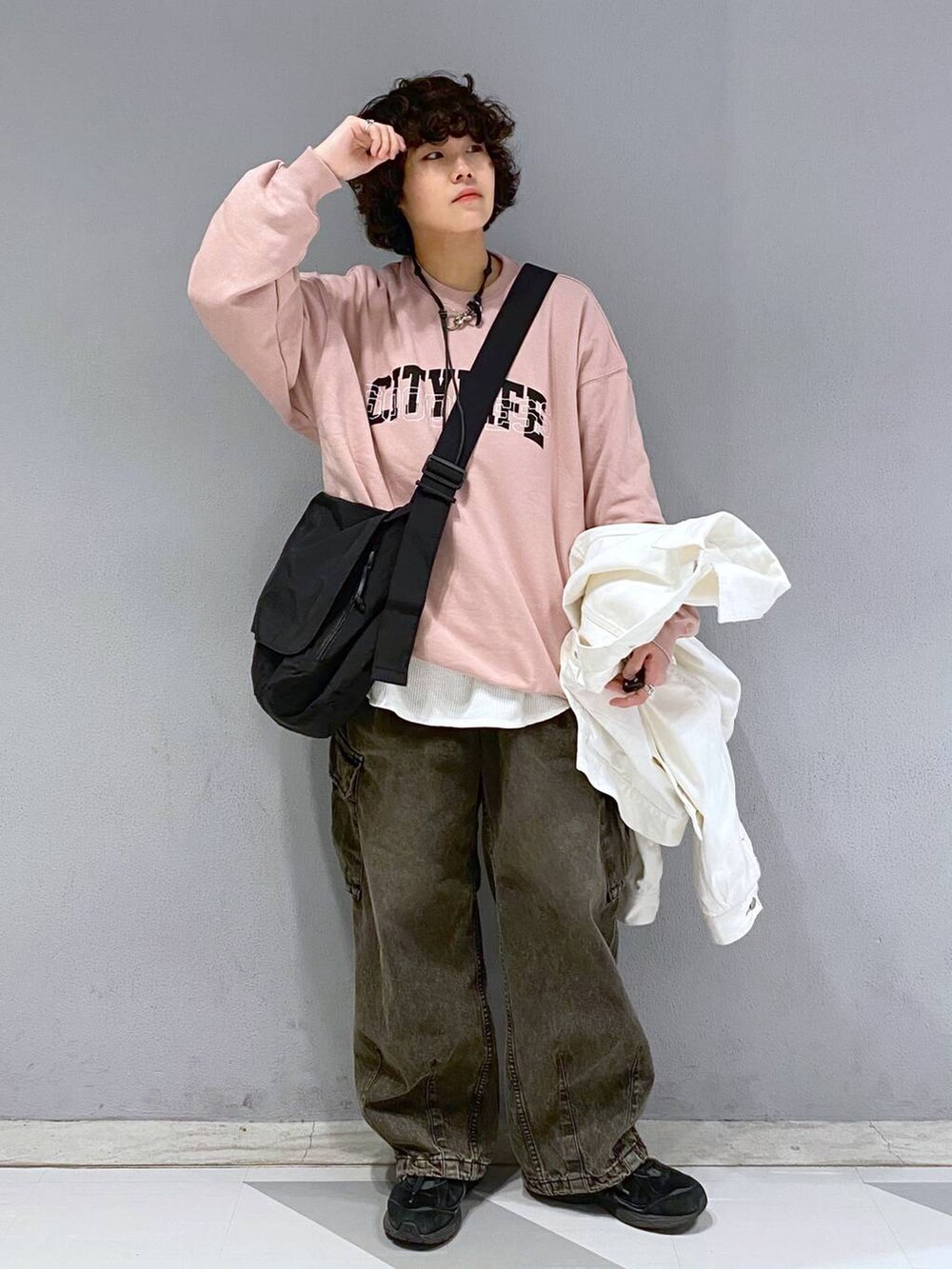 「ユニセックス、カジュアル、オーバーサイズ、デート/ロマンティック、低身長、女子ウケ、ラフ、ゆったり、モテ、ベーシック/シンプル、きれいめ、RAGEBLUE、ジャケット、スウェット、ワイドパンツ」｜「RAGEBLUEのフラップショルダーバッグ（ショルダーバッグ、ブラック系）」を使った、もりさん（メンズ・159cm）の冬コーディネートの3枚目の写真