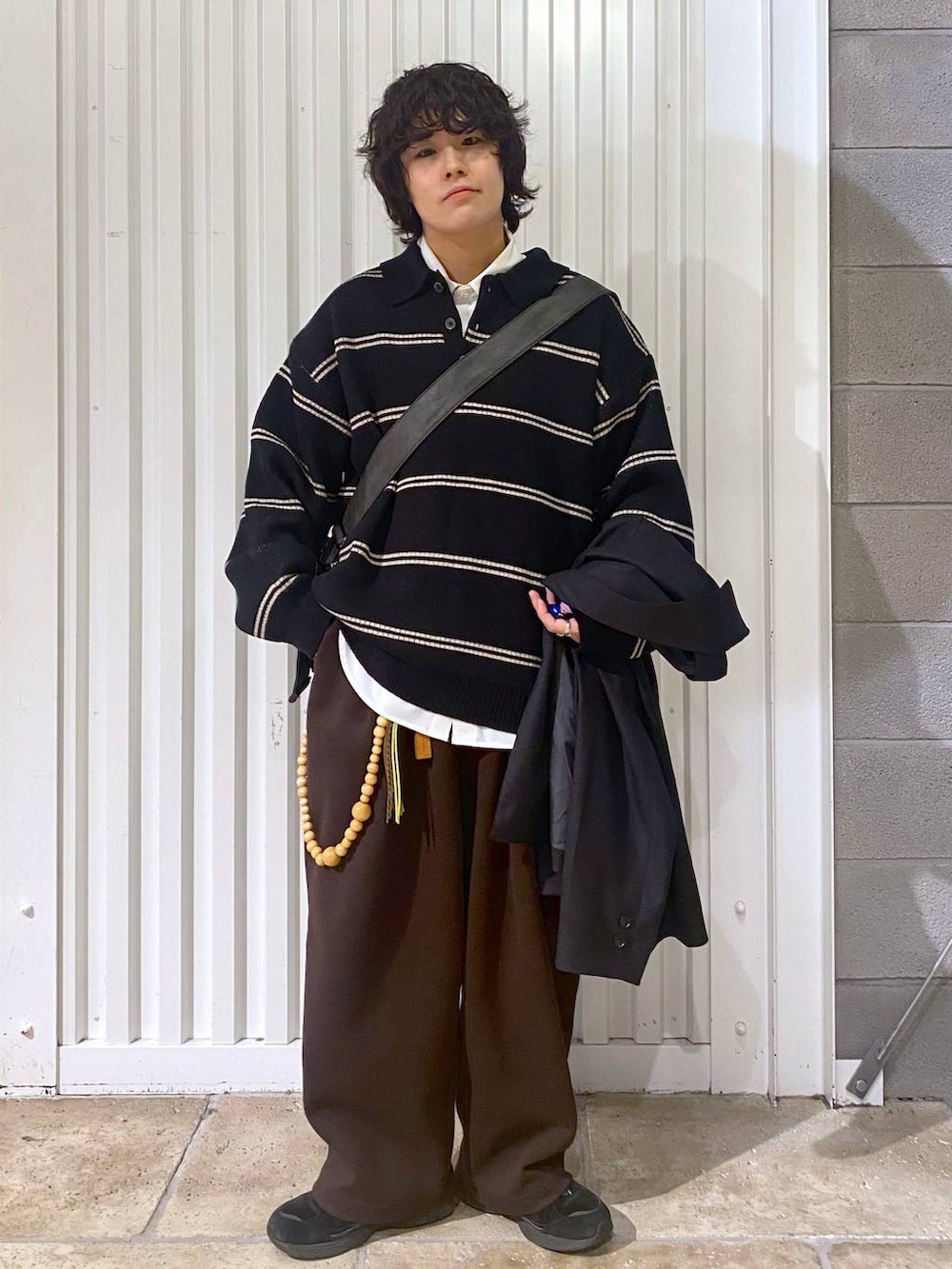 ブラック系のショルダーバッグ、ホワイト系のシャツ/ブラウス、ブラック系のテーラードジャケットを着用したメンズの秋コーディネートの7枚目の写真