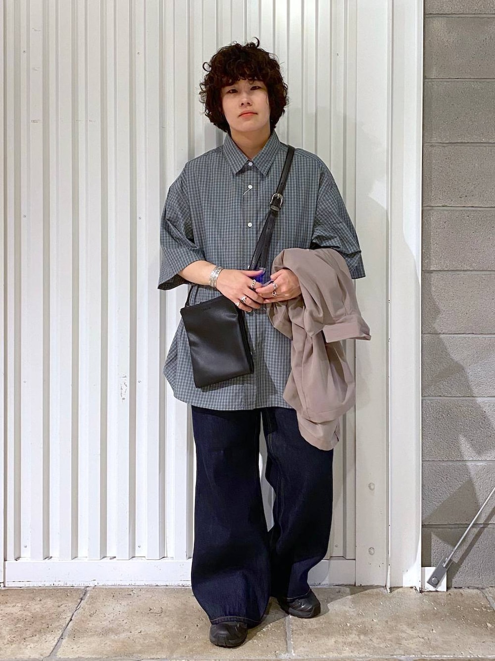 「カジュアル、ユニセックス、オーバーサイズ、デート/ロマンティック、低身長、女子ウケ、ラフ、ゆったり、モテ、ベーシック/シンプル、きれいめ、RAGEBLUE、シャツ、ワイドパンツ、デニムパンツ」｜「RAGEBLUEの＜接触冷感＞オープンカラーシャツ/シャツジャケット（シャツ/ブラウス、ベージュ系）」を使った、もりさん（メンズ・159cm）の夏コーディネートの2枚目の写真