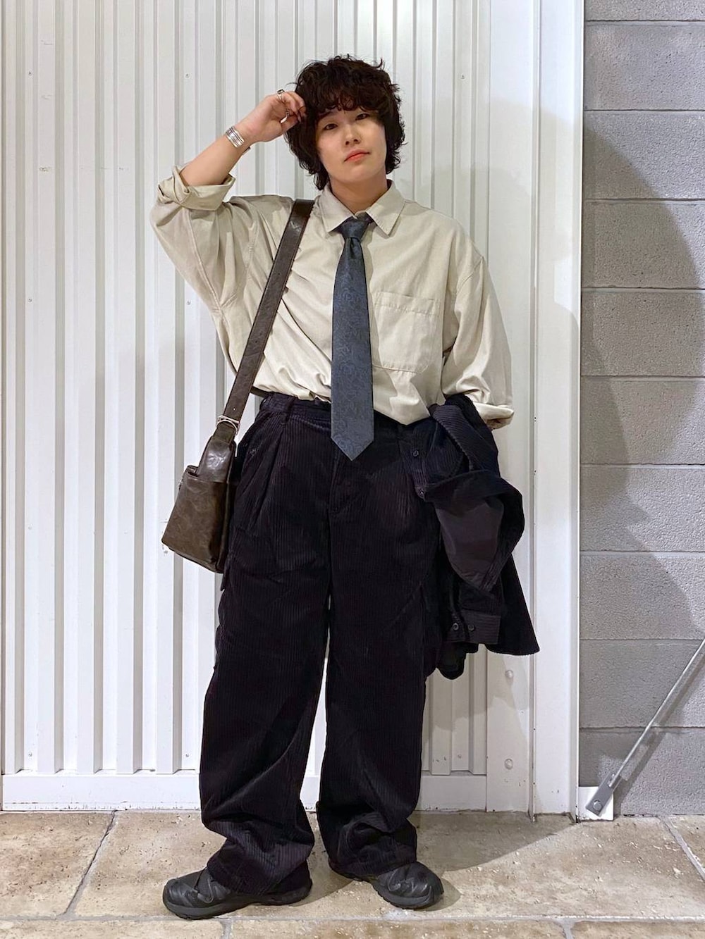 ホワイト系のネクタイ、ブラック系のカーゴパンツ、ブラック系のスニーカーを着用したメンズの秋コーディネートの4枚目の写真