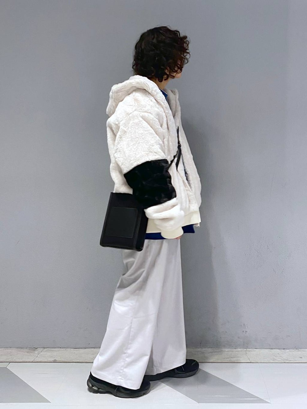 ブルー系のスウェット、ホワイト系のブルゾン、ブラック系のショルダーバッグを着用したメンズの冬コーディネートの7枚目の写真