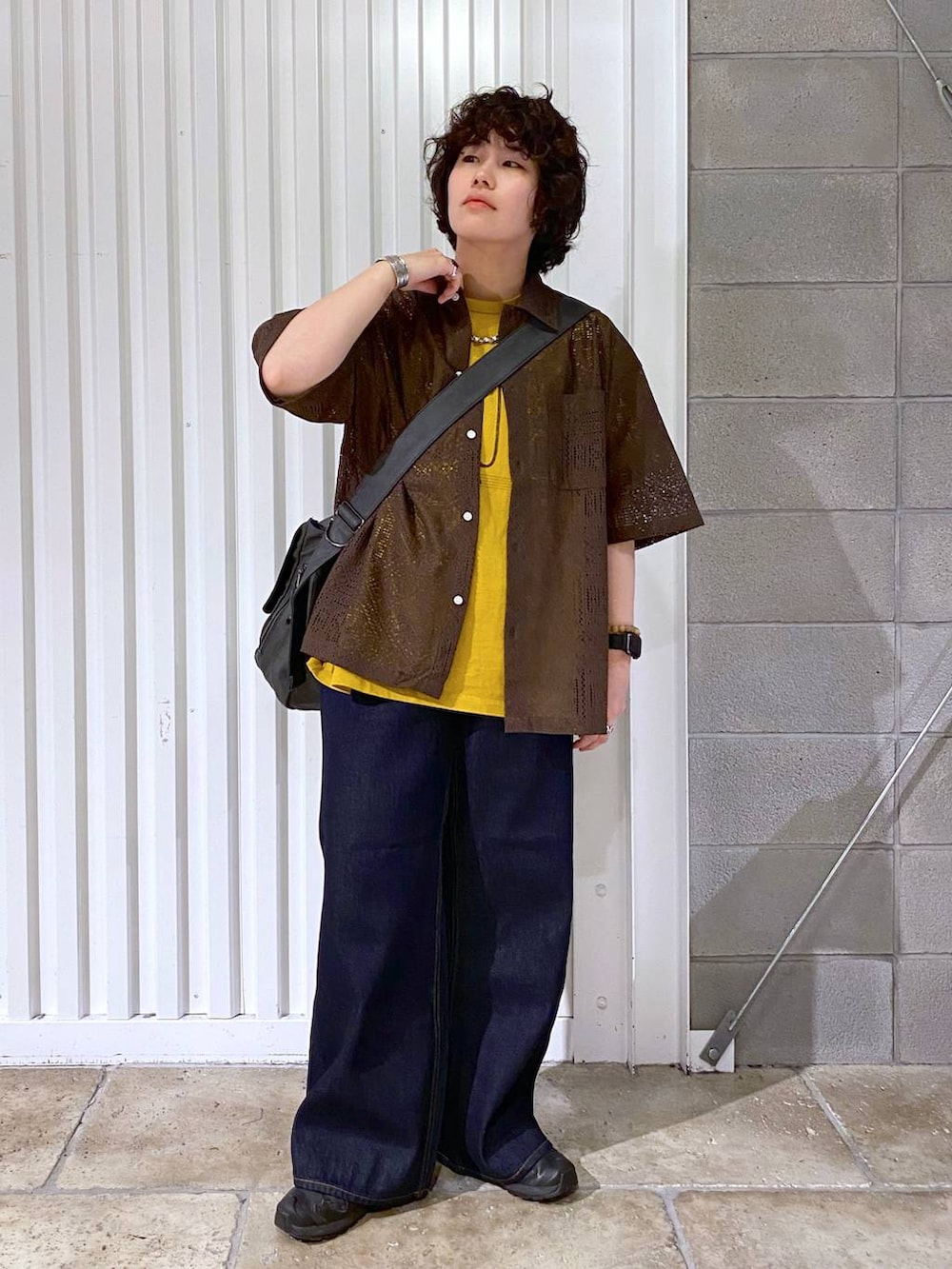「ラフ、シャツ、ワイドパンツ、フレアパンツ、きれいめカジュアル、ユニセックス、カジュアル、オーバーサイズ、デート/ロマンティック、低身長、女子ウケ、ゆったり、モテ、ベーシック/シンプル、きれいめ」｜「RAGEBLUEのステンレスデザインショートネックレス（ネックレス、その他）」を使った、もりさん（メンズ・159cm）の夏コーディネートの3枚目の写真