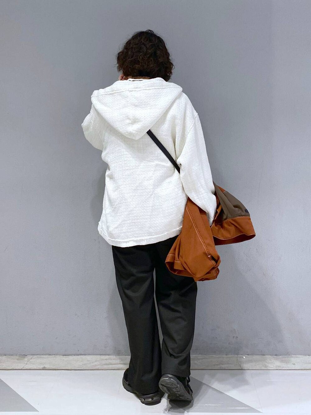 「Tシャツ、ユニセックス、カジュアル、オーバーサイズ、デート/ロマンティック、低身長、女子ウケ、ラフ、ゆったり、モテ、ベーシック/シンプル、きれいめ、RAGEBLUE、ジャケット、パーカー」｜「RAGEBLUEのプチ刺繍/ポンチルーズクルーネックロンT（Tシャツ/カットソー、ホワイト系）」を使った、もりさん（メンズ・159cm）の春コーディネートの9枚目の写真