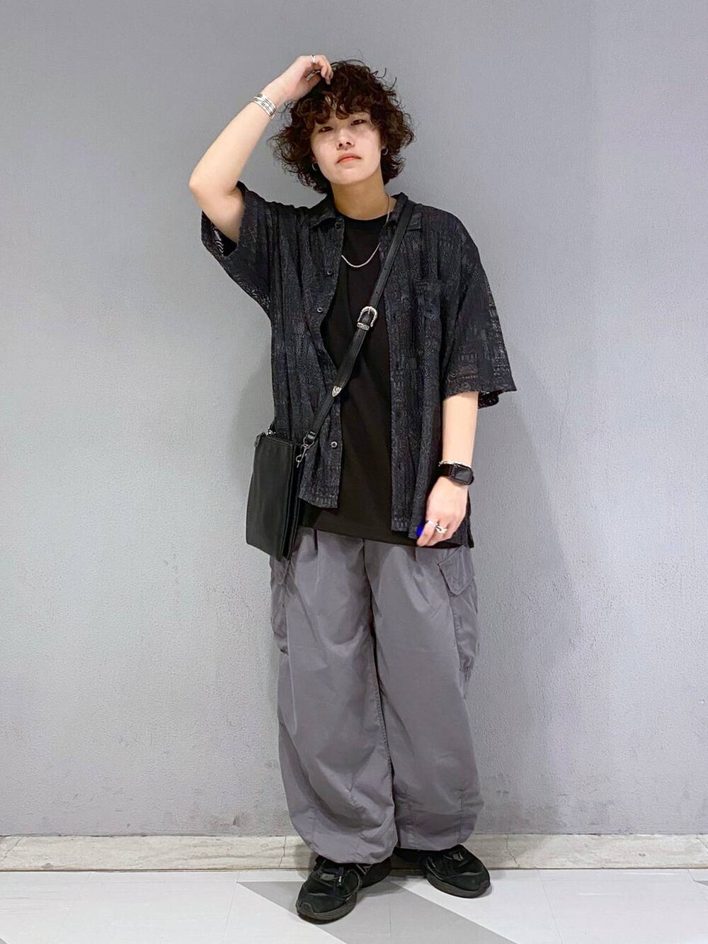 ブラック系のシャツ/ブラウス、ブラック系のショルダーバッグ、グレー系のカーゴパンツを着用したメンズの夏コーディネートの6枚目の写真