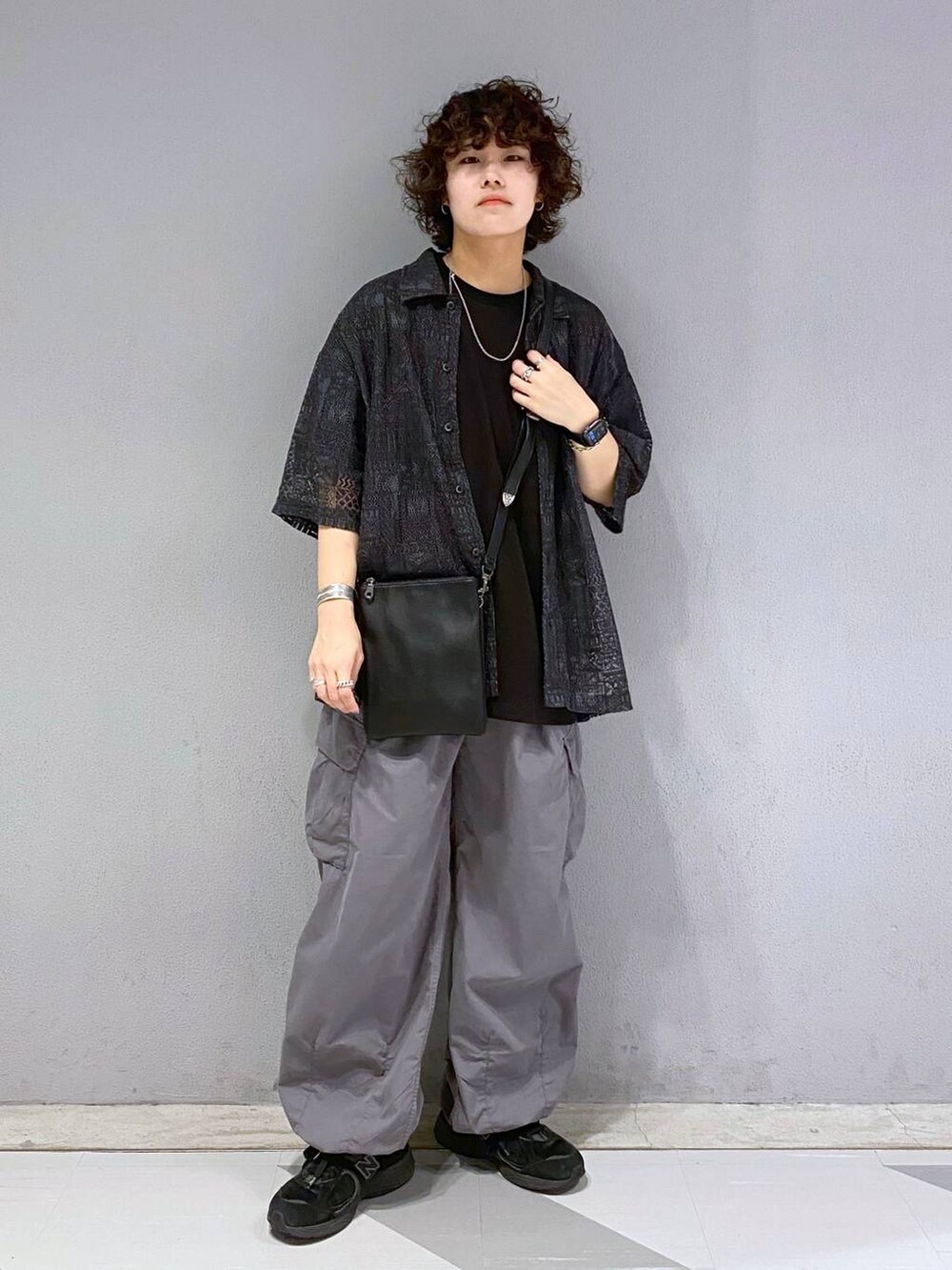 ブラック系のシャツ/ブラウス、ブラック系のショルダーバッグ、グレー系のカーゴパンツを着用したメンズの夏コーディネートの7枚目の写真