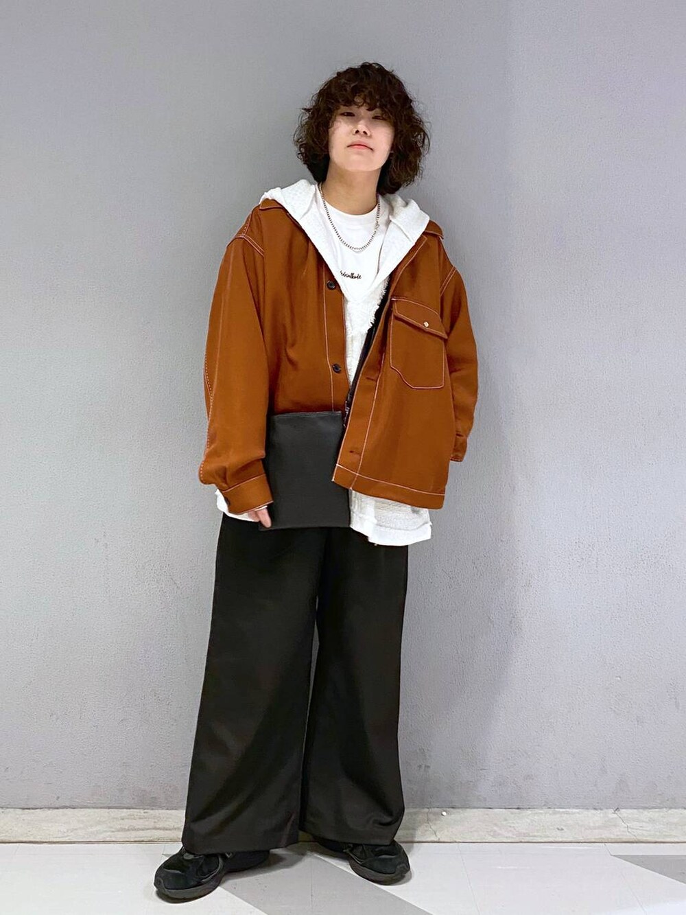 「Tシャツ、ユニセックス、カジュアル、オーバーサイズ、デート/ロマンティック、低身長、女子ウケ、ラフ、ゆったり、モテ、ベーシック/シンプル、きれいめ、RAGEBLUE、ジャケット、パーカー」｜「RAGEBLUEのプチ刺繍/ポンチルーズクルーネックロンT（Tシャツ/カットソー、ホワイト系）」を使った、もりさん（メンズ・159cm）の春コーディネートの7枚目の写真