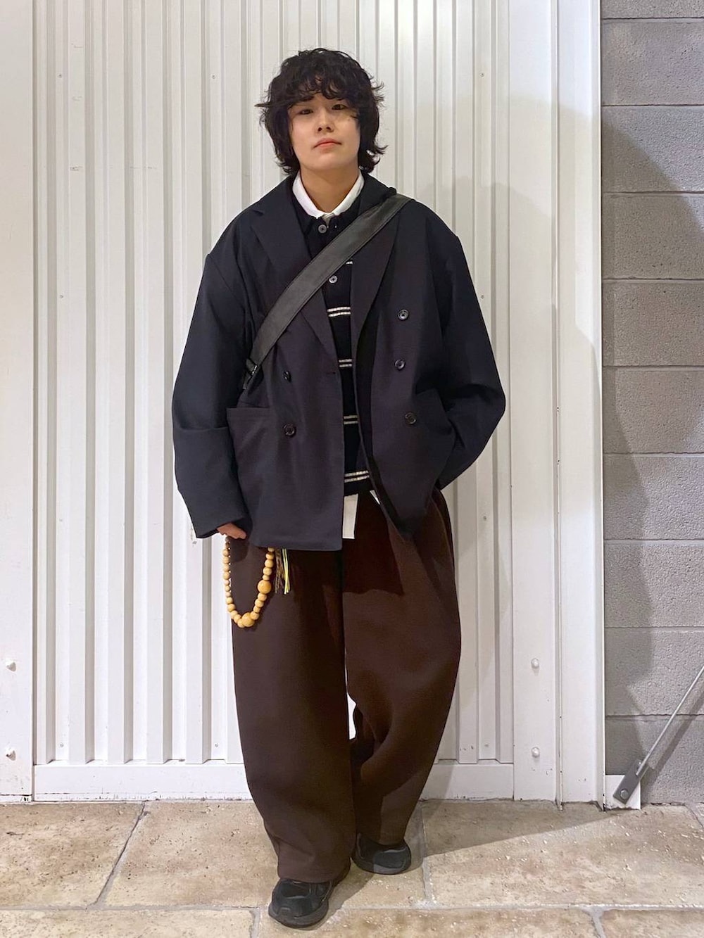 ブラック系のショルダーバッグ、ホワイト系のシャツ/ブラウス、ブラック系のテーラードジャケットを着用したメンズの秋コーディネートの4枚目の写真