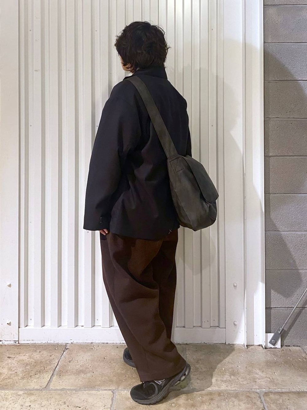 ブラック系のショルダーバッグ、ホワイト系のシャツ/ブラウス、ブラック系のテーラードジャケットを着用したメンズの秋コーディネートの8枚目の写真