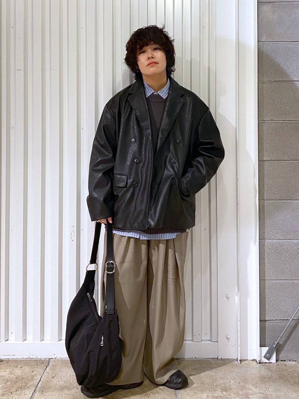 ブラック系のスニーカー、ブラック系のショルダーバッグ、ブルー系のシャツ/ブラウスを着用したメンズの冬コーディネートの4枚目の写真