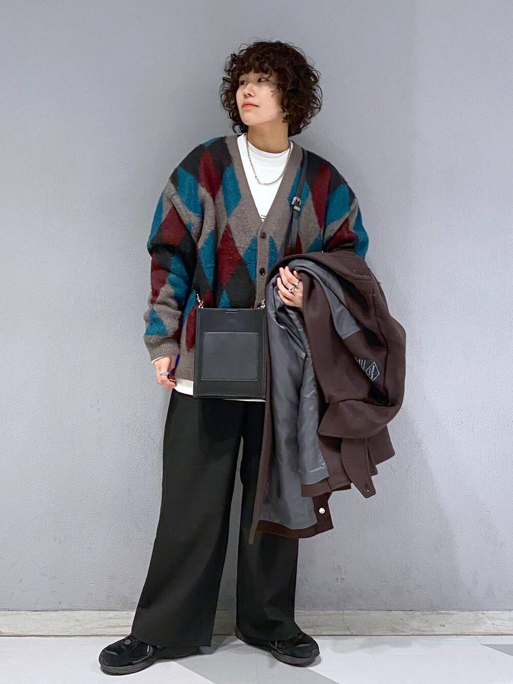 ブラウン系のダッフルコート、ブラウン系のカーディガン/ボレロ、ホワイト系のスウェットを着用したメンズの冬コーディネートの3枚目の写真