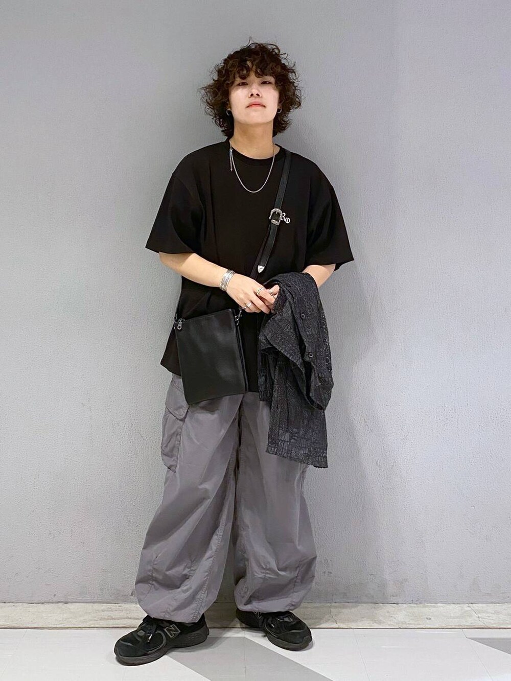 ブラック系のシャツ/ブラウス、ブラック系のショルダーバッグ、グレー系のカーゴパンツを着用したメンズの夏コーディネートの2枚目の写真