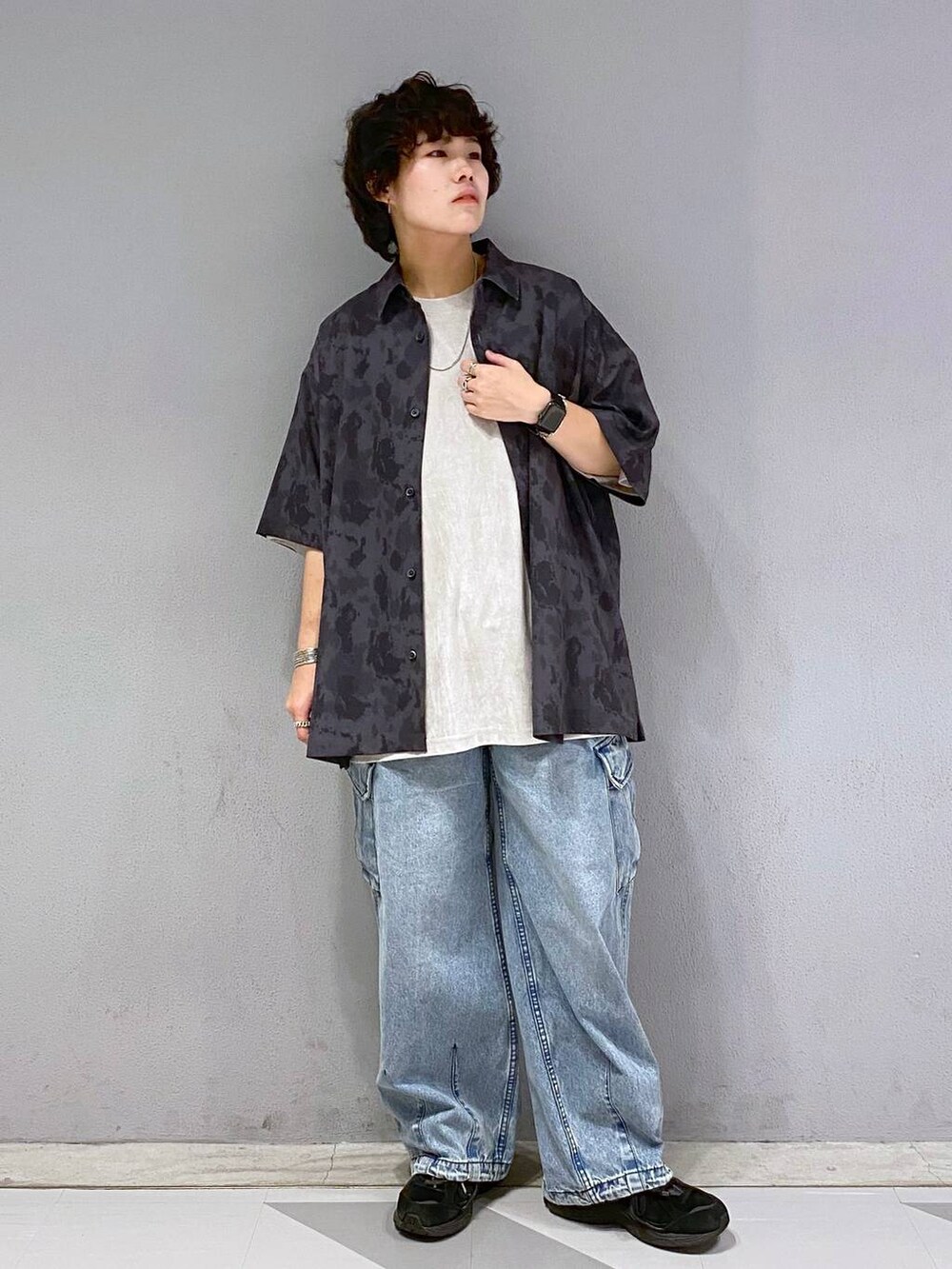 ブルー系のデニムパンツ、ブラック系のシャツ/ブラウス、グレー系のTシャツ/カットソーを着用したメンズの夏コーディネートの2枚目の写真