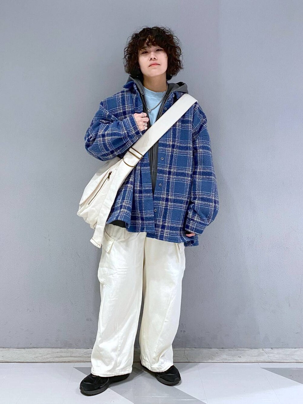 ブラック系のパーカー、ブルー系のTシャツ/カットソー、ホワイト系のカーゴパンツを着用したメンズの冬コーディネートの6枚目の写真