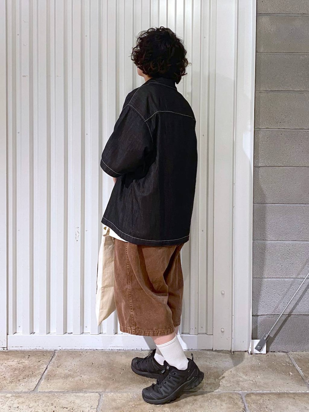 「ユニセックス、カジュアル、オーバーサイズ、デート/ロマンティック、低身長、女子ウケ、ラフ、ゆったり、モテ、ベーシック/シンプル、きれいめ、RAGEBLUE、シャツ、Tシャツ、ワイドパンツ」|「RAGEBLUEのステンレスデザインショートネックレス(ネックレス、その他)」を使った、もりさん(メンズ・159cm)の夏コーディネートの8枚目の写真